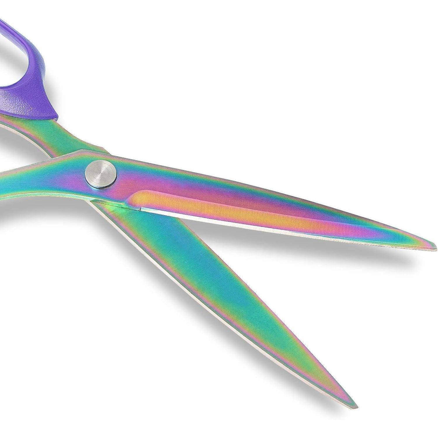 Nahaufnahme von schillernden Regenbogen-Scheren mit geöffneten Klingen auf weißem Hintergrund.