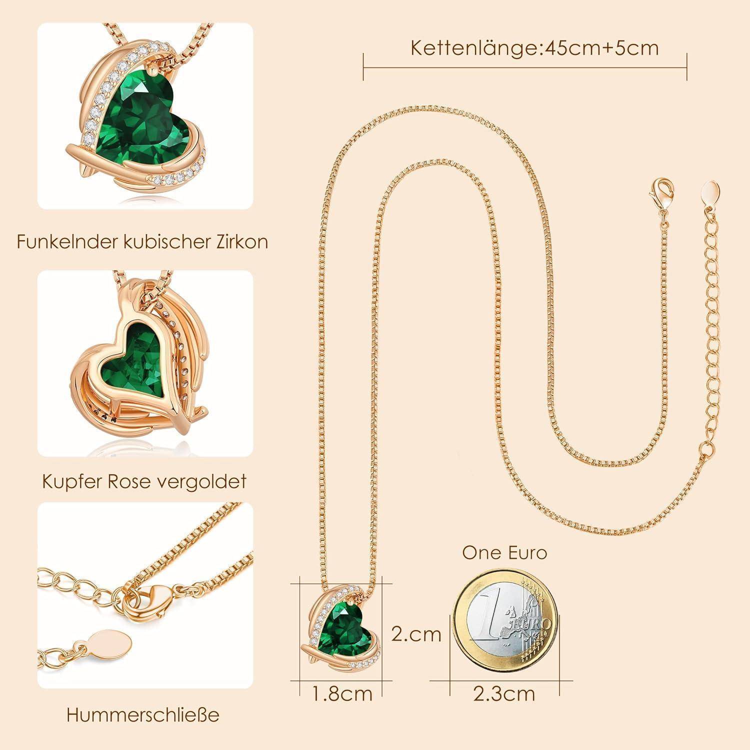 Goldton-Halskette mit grünem tropfenförmigem Herzanhänger, 45 cm plus 5 cm Verlängerung; der Anhänger misst 2,3 cm mal 1,8 cm und wird neben einer Ein-Euro-Münze als Größenvergleich gezeigt.