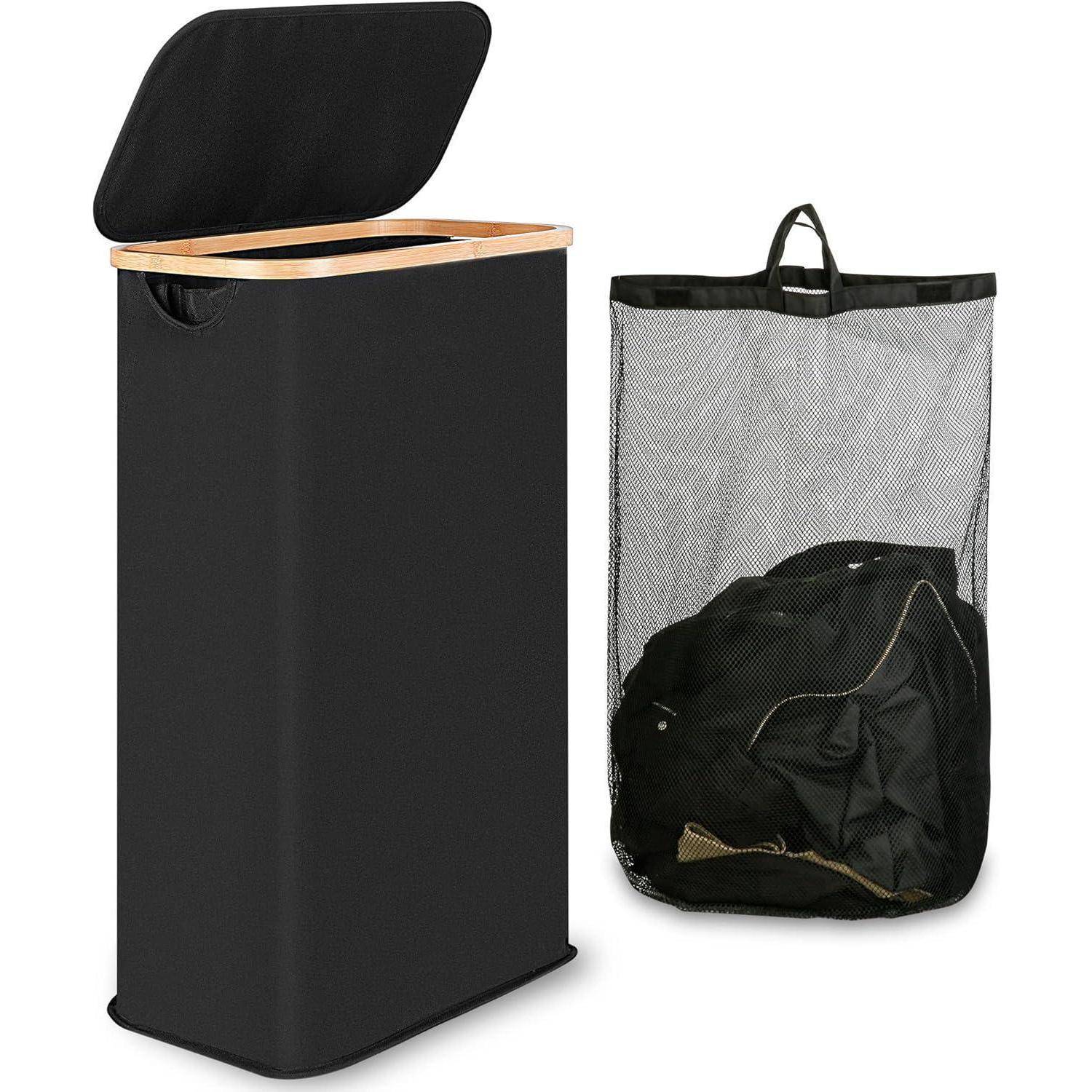 Wäschekorb mit schwarzem Deckel, offen neben einer Netztasche für Wäsche gefüllt mit Kleidung dargestellt.