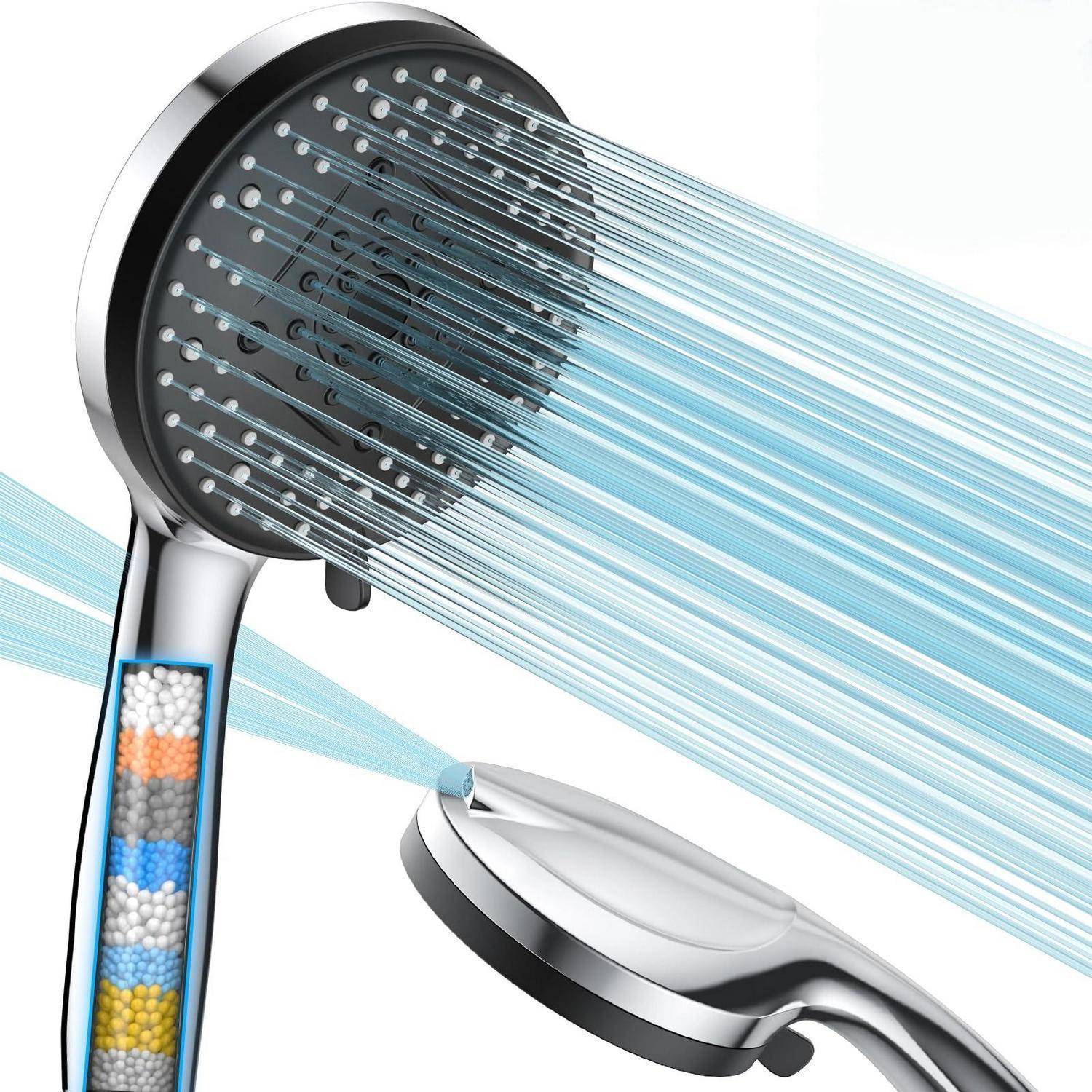 Handbrause mit mehreren Wasserstrahlen, dargestellt im Querschnitt mit inneren Filterkugeln im Griff.