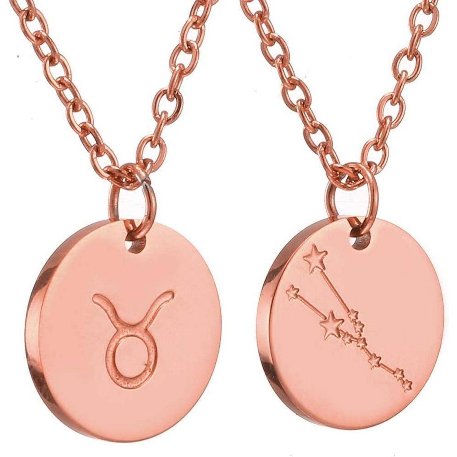 Zwei Roségold-Halsketten mit runden Anhängern: eine mit dem Stier-Symbol graviert, die andere mit einem sternenbesetzten Sternbild-Design.