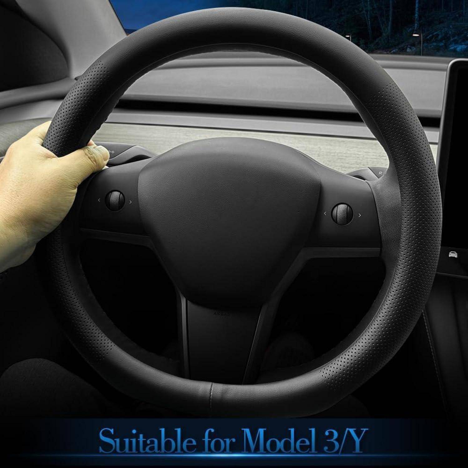 Nahaufnahme eines Autolenkrads, das von einer behandschuhten Hand gehalten wird, mit Text darunter, der „Geeignet für Model 3/Y" liest.
