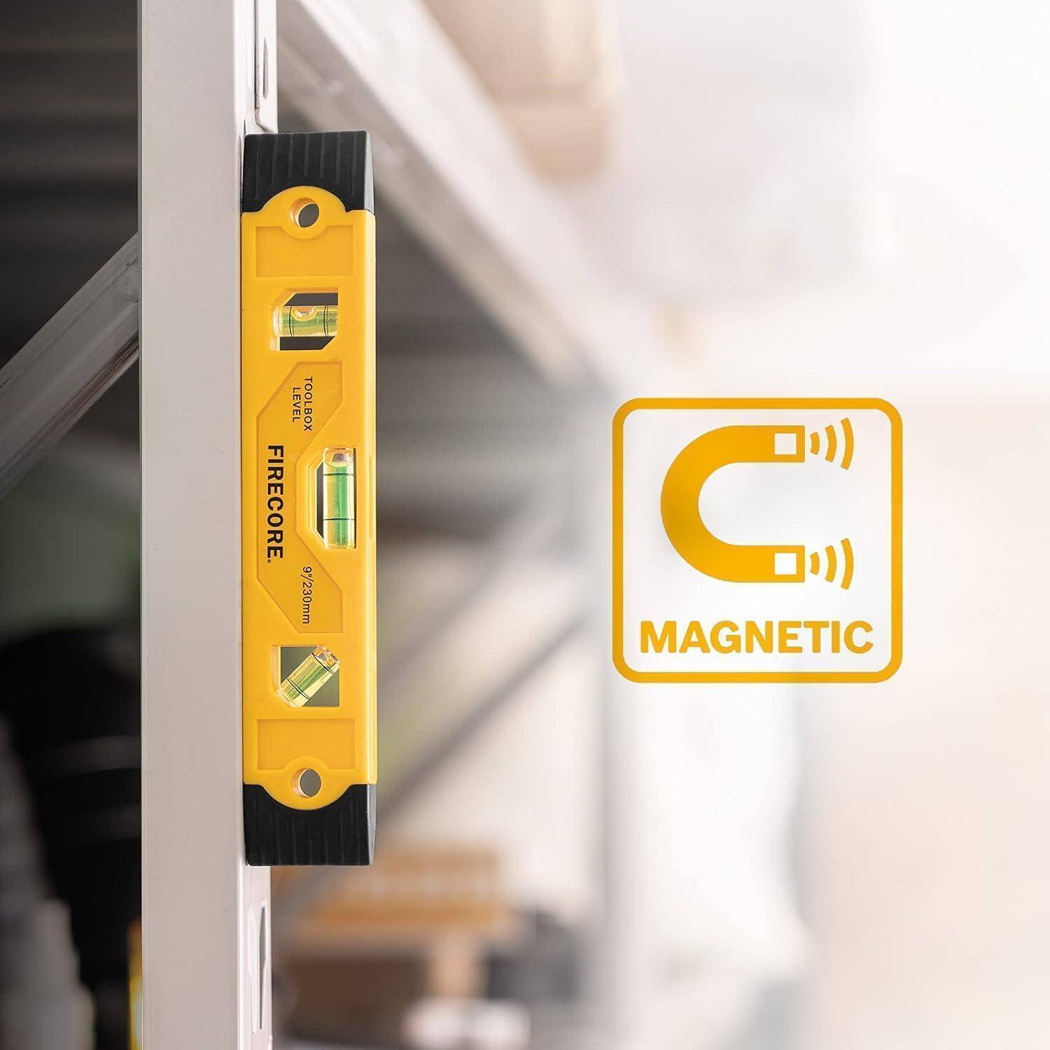 Gelbe magnetische Wasserwaage an einer weißen Metalloberfläche befestigt, mit einem Magnetkürzel und dem Wort „MAGNETIC