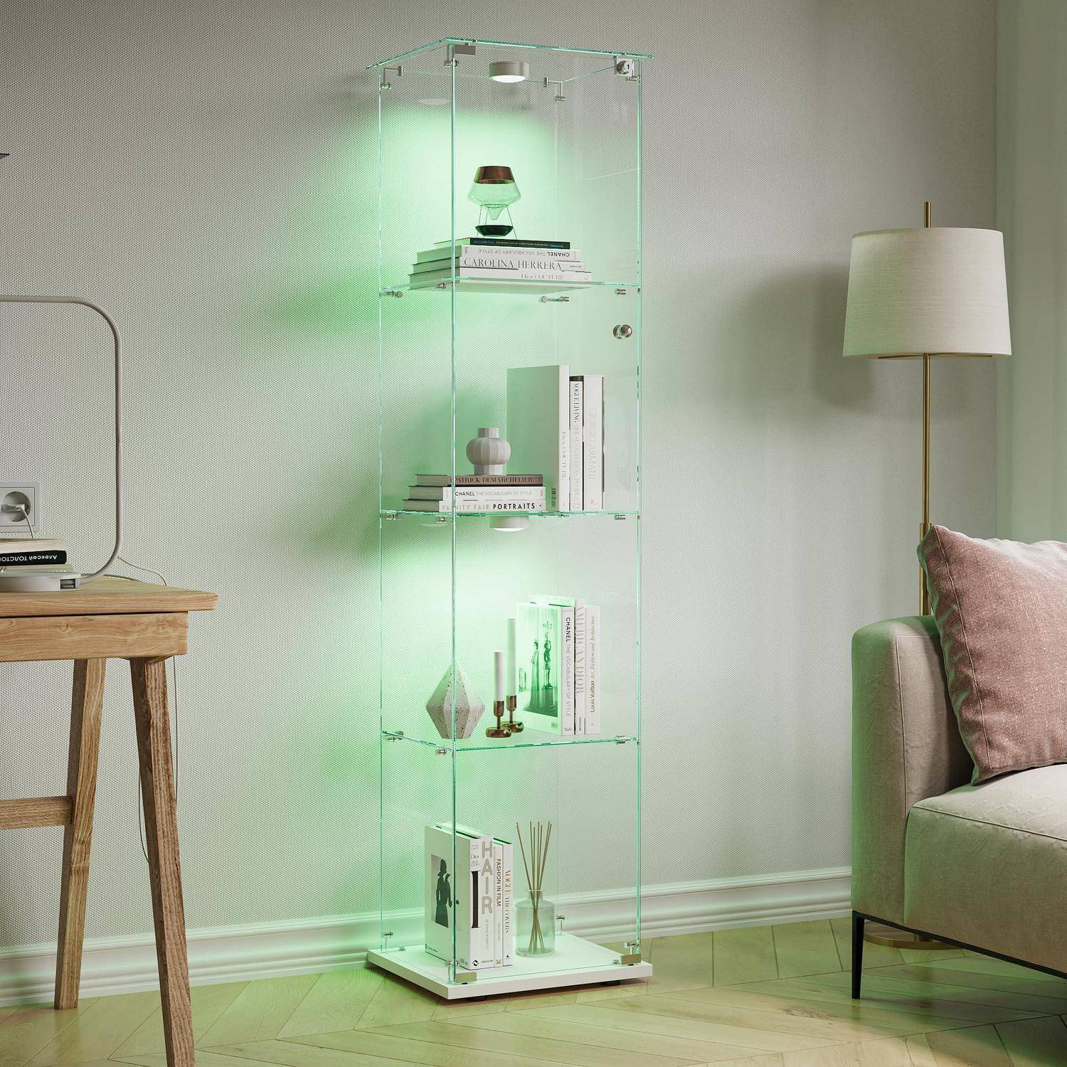 Ein hohes Glaselement mit beleuchteten Regalen leuchtet grün in einem modernen Wohnzimmer und präsentiert Bücher sowie kleine Dekorationsgegenstände neben einem Sofa und einer Lampe.