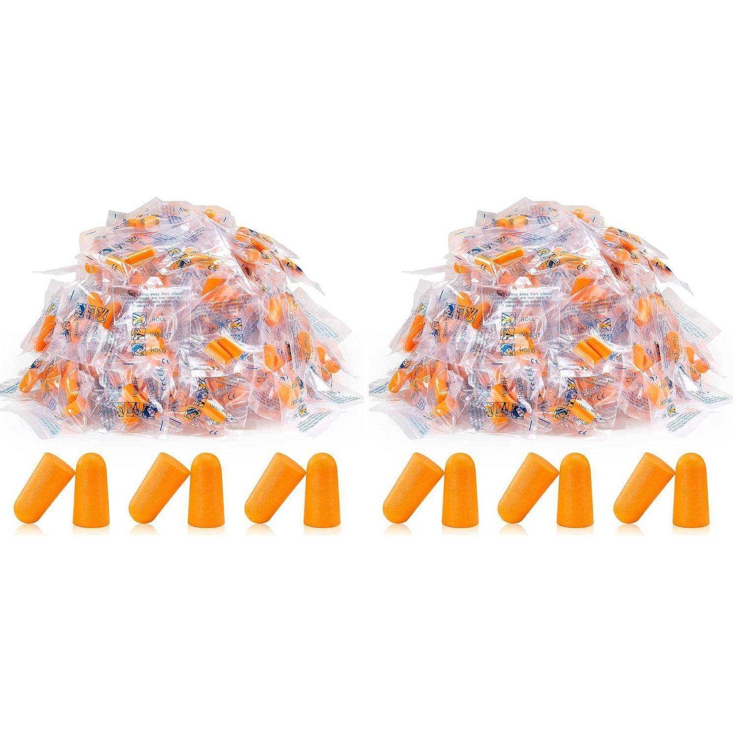 Zwei Stapel einzeln verpackter orangefarbener Ohrstöpsel mit mehreren losen Ohrstöpeln, die jeweils in einer Reihe vor jedem Stapel angeordnet sind.