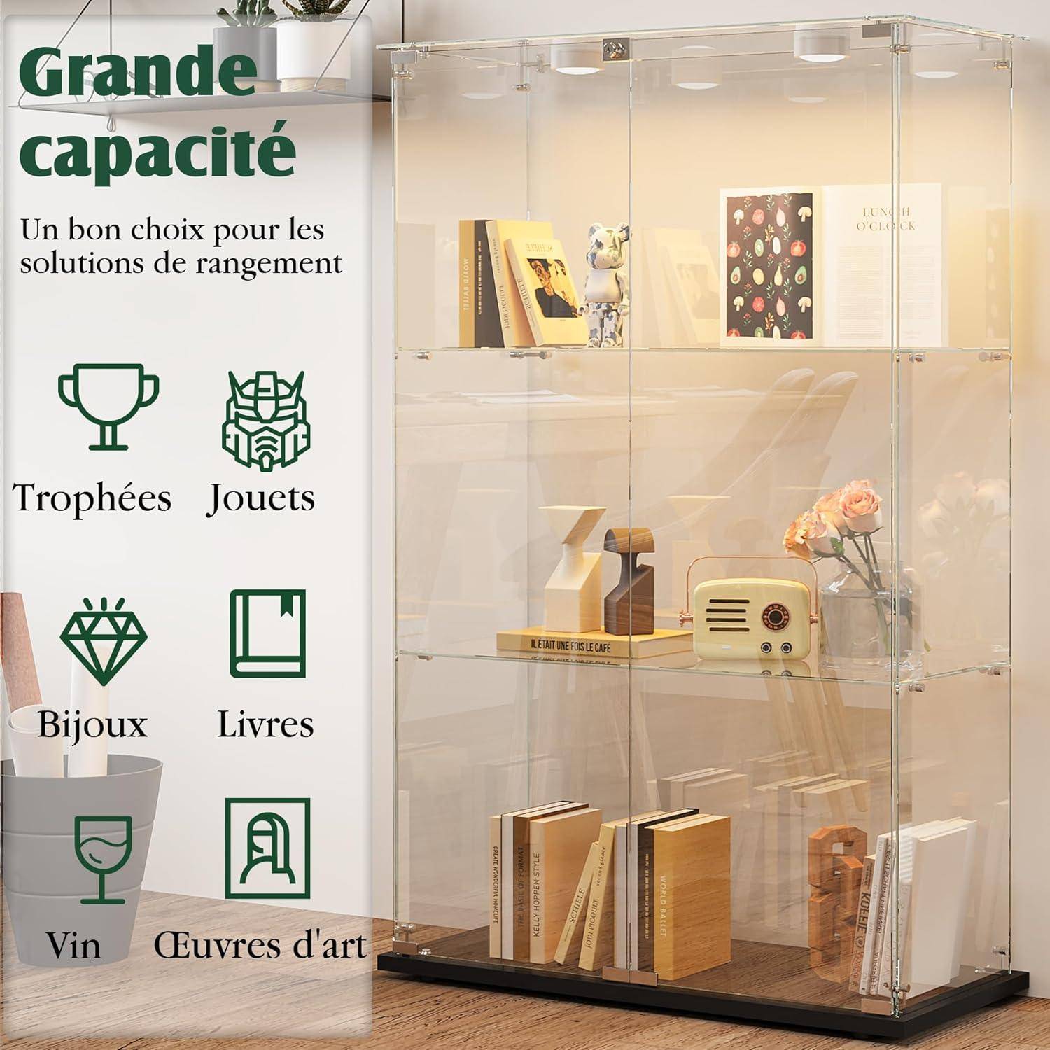 Werbebild eines großen durchsichtigen Lagerschranks, der großzügige Ausstellungsfläche für Trophäen, Spielzeug, Schmuck, Bücher, Wein und Kunst zeigt.