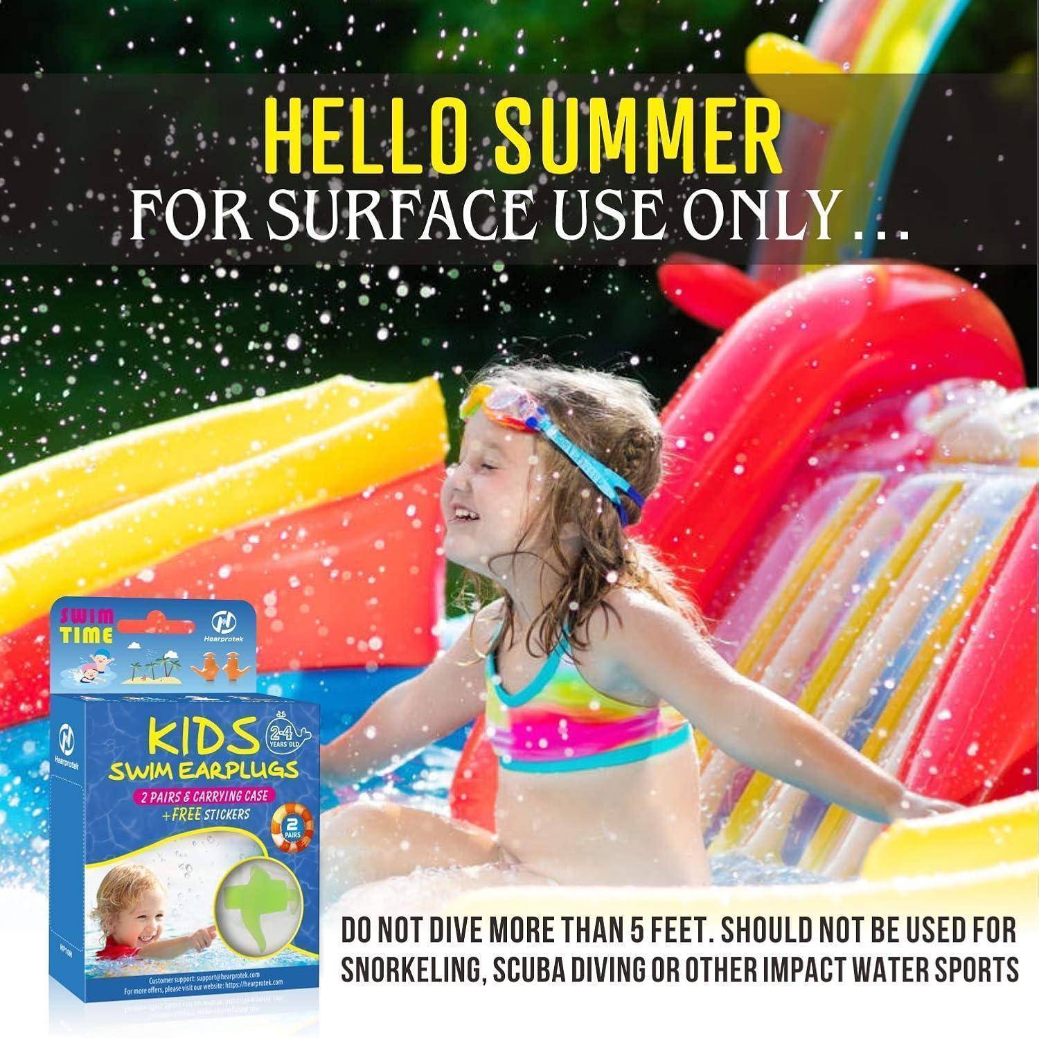 Werbebild eines Kindes, das mit bunten Kinder-Schwimmohrenstöpseln schwimmt, mit Text 