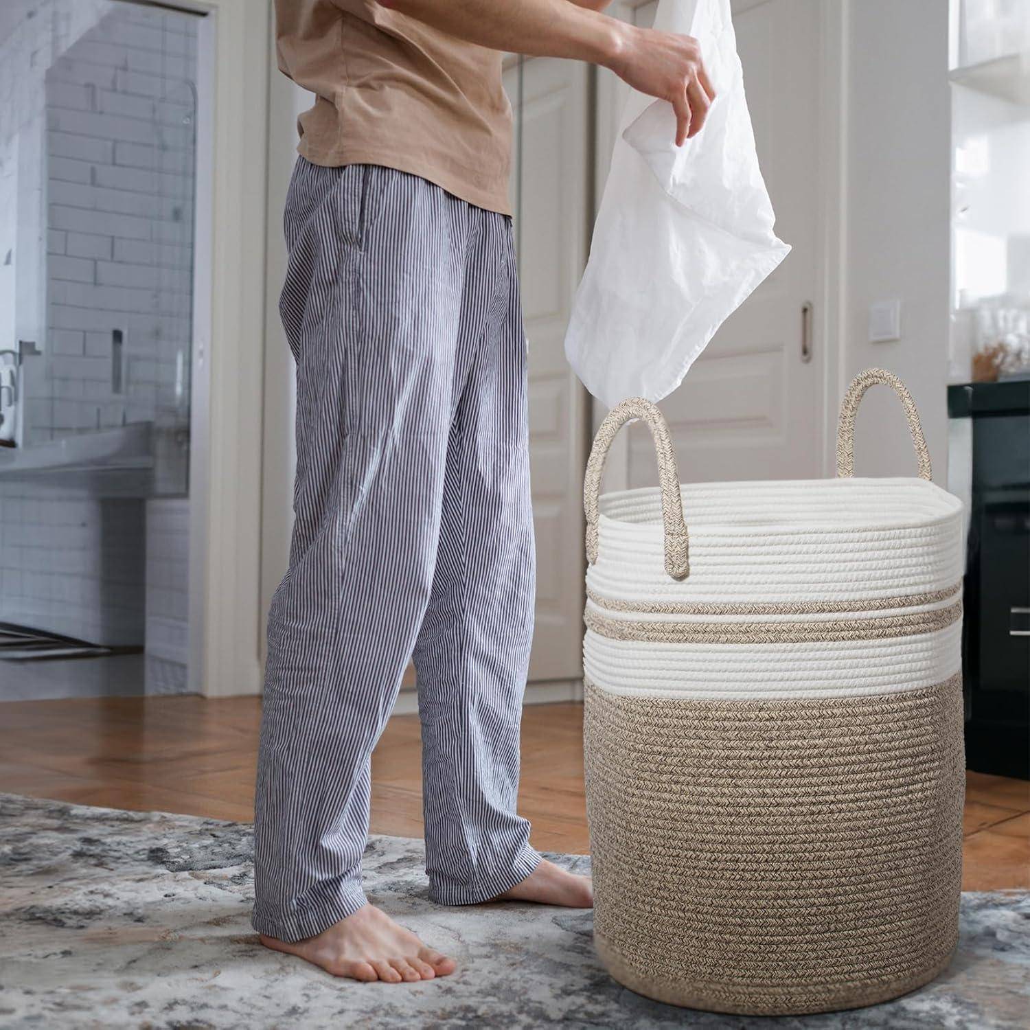 Eine Person hält eine weiße Tasche über einem geflochtenen Wäschekorb in einem Hausinterieur und deutet darauf hin, dass Wäsche sortiert oder in den Korb gelegt wird.