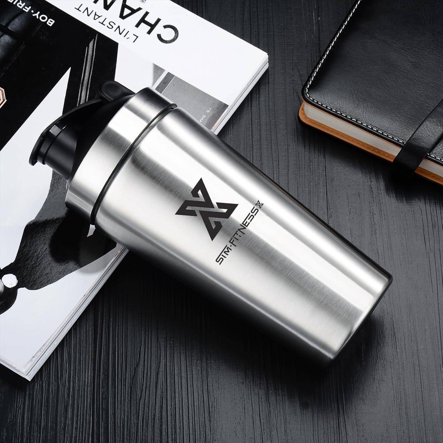 Edelstahl-Fitness-Shaker-Flasche mit schwarzem Deckel und „SIM FITNESS