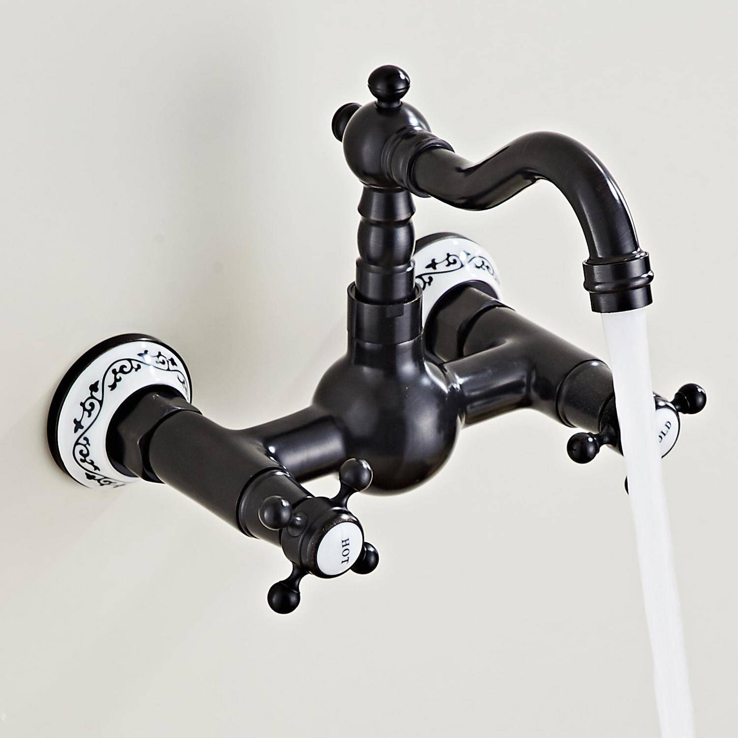 Schwarzer an der Wand montierter Wasserhahn mit Wasser, das in ein Waschbecken fließt, vor einem einfachen hellen Hintergrund gezeigt.