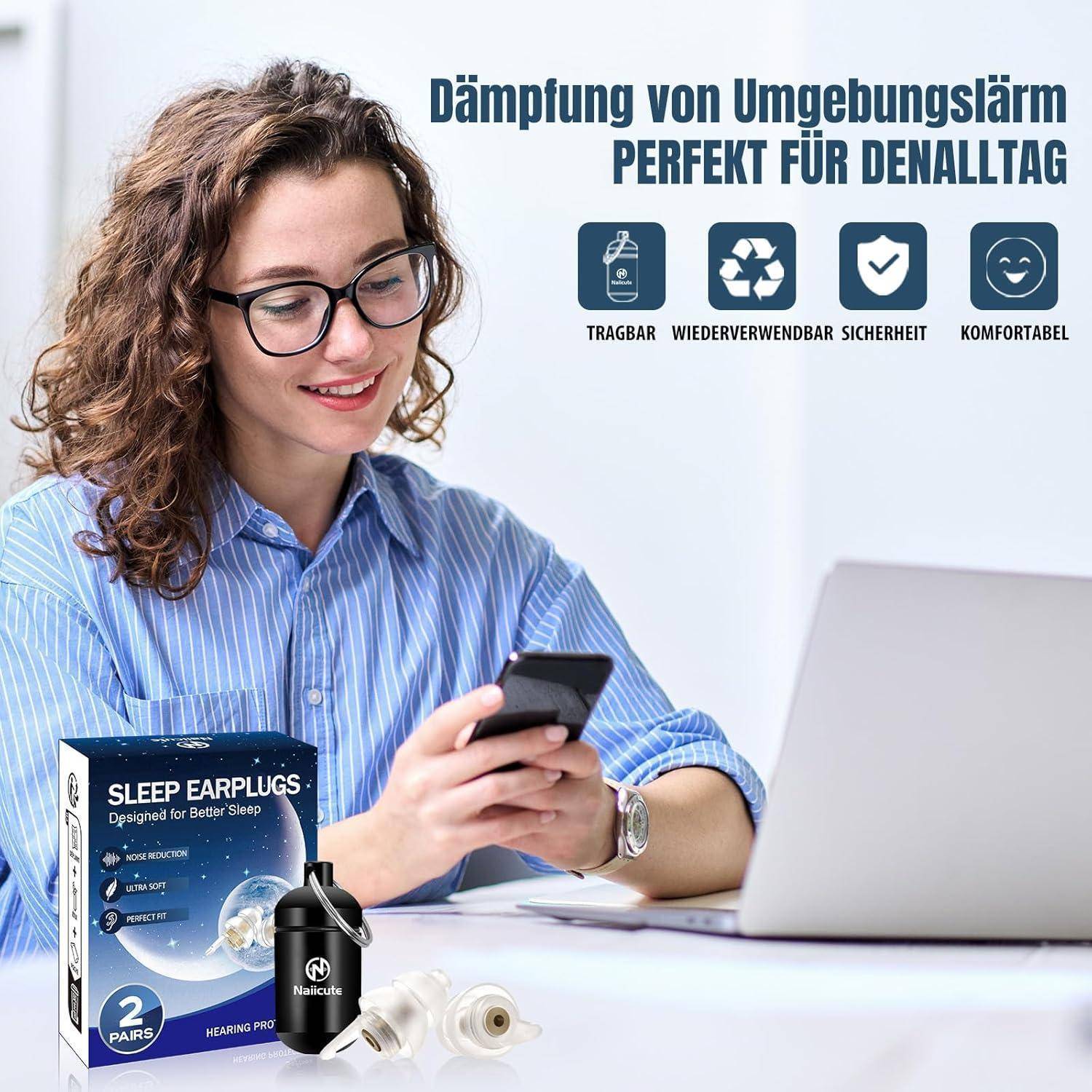Frau, die ein Smartphone an einem Schreibtisch mit einem Laptop und einer Verpackung von Sleep Earplugs sowie Ohrhörern nutzt; Anzeigentext auf Deutsch besagt, dass Lärmreduktion perfekt für den Alltag ist.