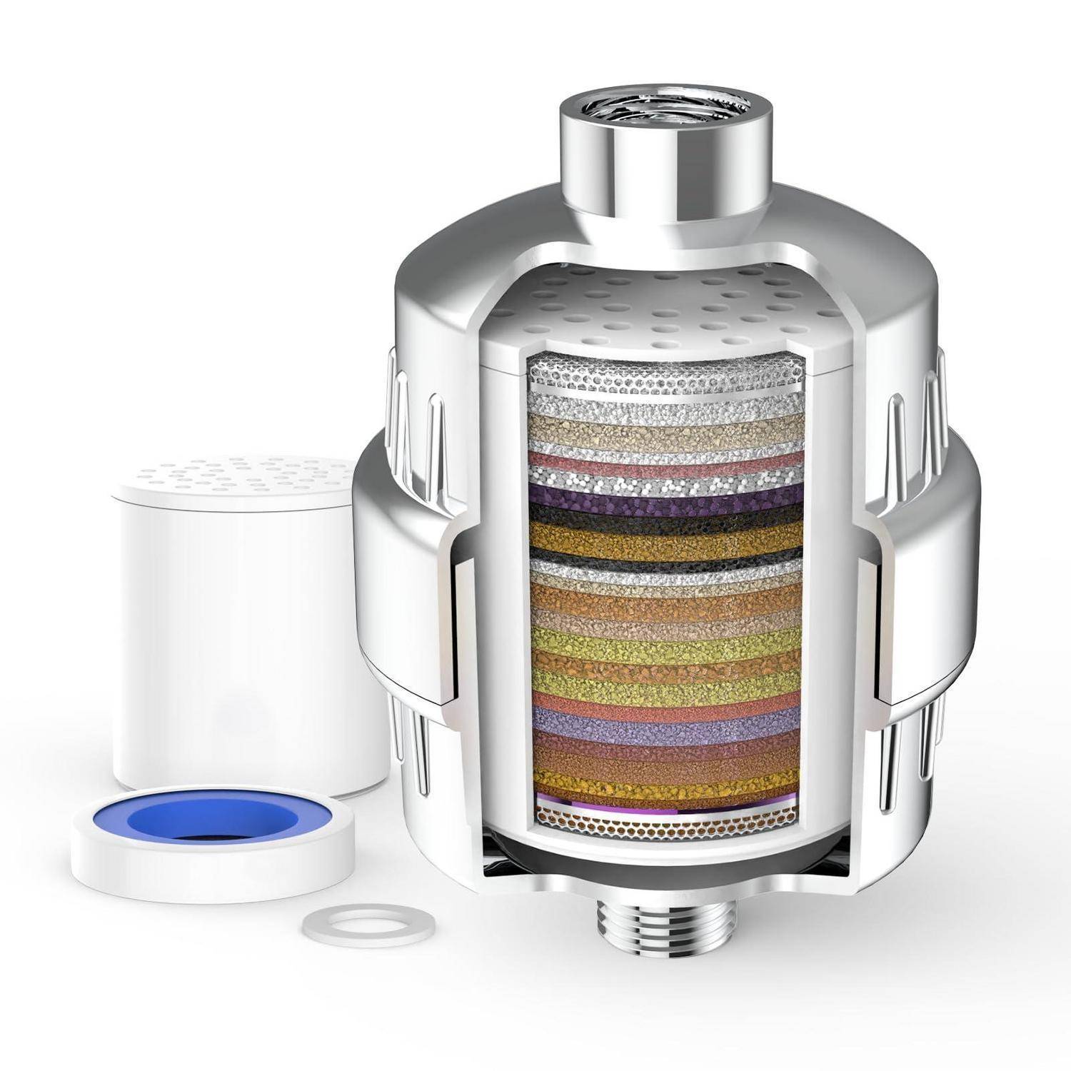 Schnittansicht einer metallischen Wasserfilterpatrone mit schichtigem Filtermaterial, daneben die Filterkappe und die Dichtung.
