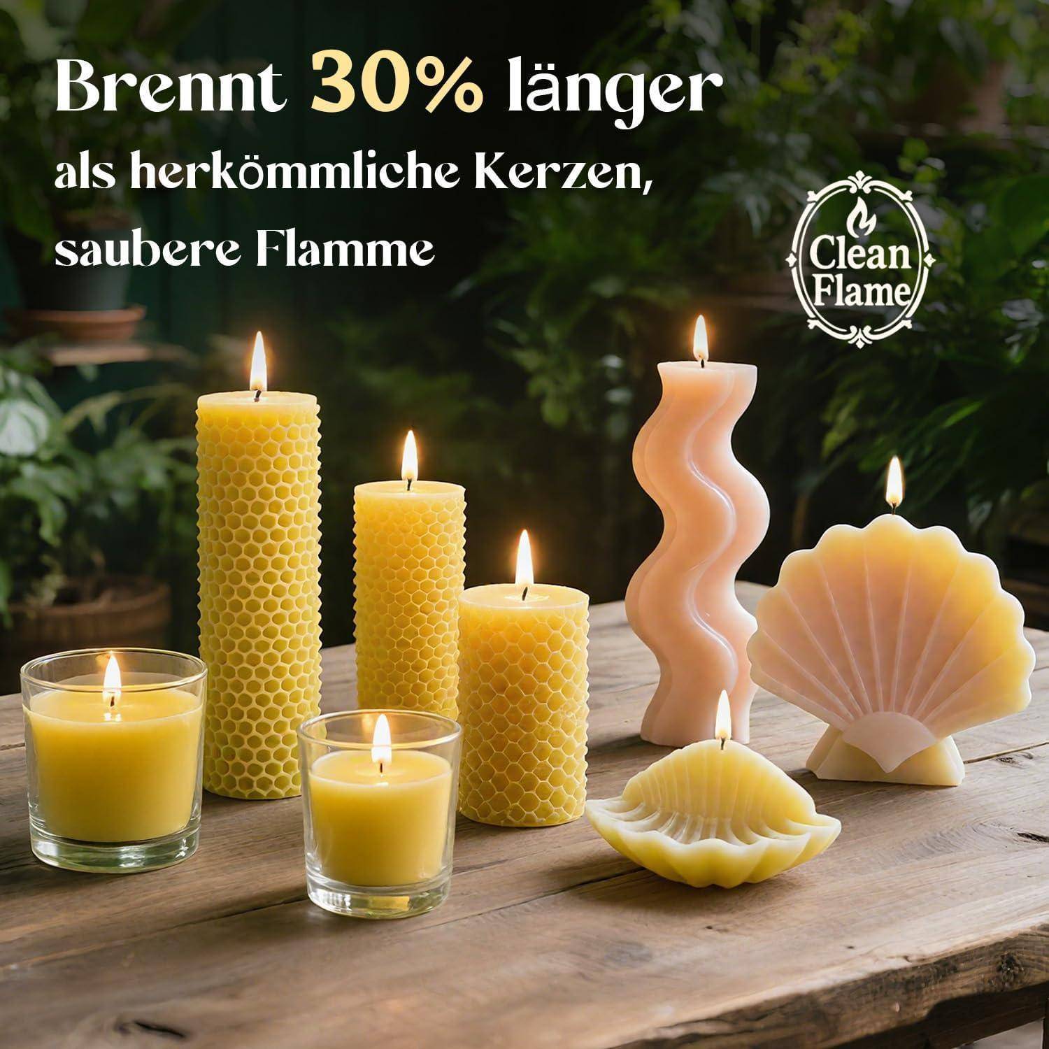 Kerzen auf einem Holztisch, einschließlich Wabenmuster und dekorativer Formen, mit deutschem Text, der behauptet, dass sie 30% länger brennen und eine saubere Flamme haben.