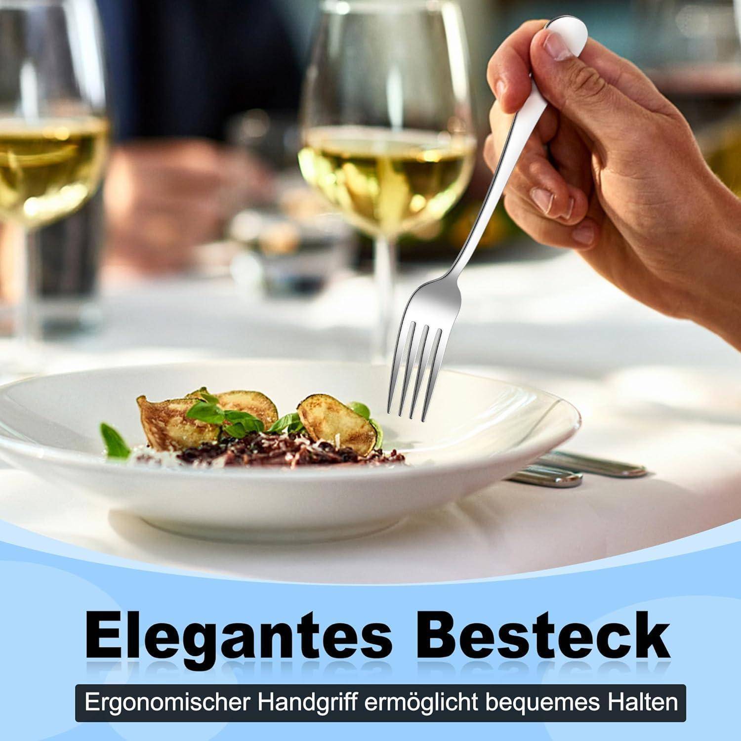 Hand, die eine Gabel über einem angerichteten Gourmet-Gericht in einem formellen Restaurant hält, mit deutschem Text, der "Elegantes Besteck"" und ""Ergonomischer Handgriff ermöglicht bequemes Halten"" lautet.