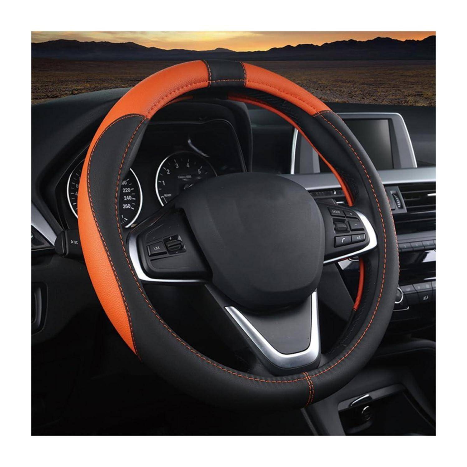 Autoinnenseite mit einer schwarzen und orangefarbenen Lenkradabdeckung auf dem Lenkrad, dargestellt vor einem Hintergrund einer Wüstenlandschaft bei Sonnenuntergang.