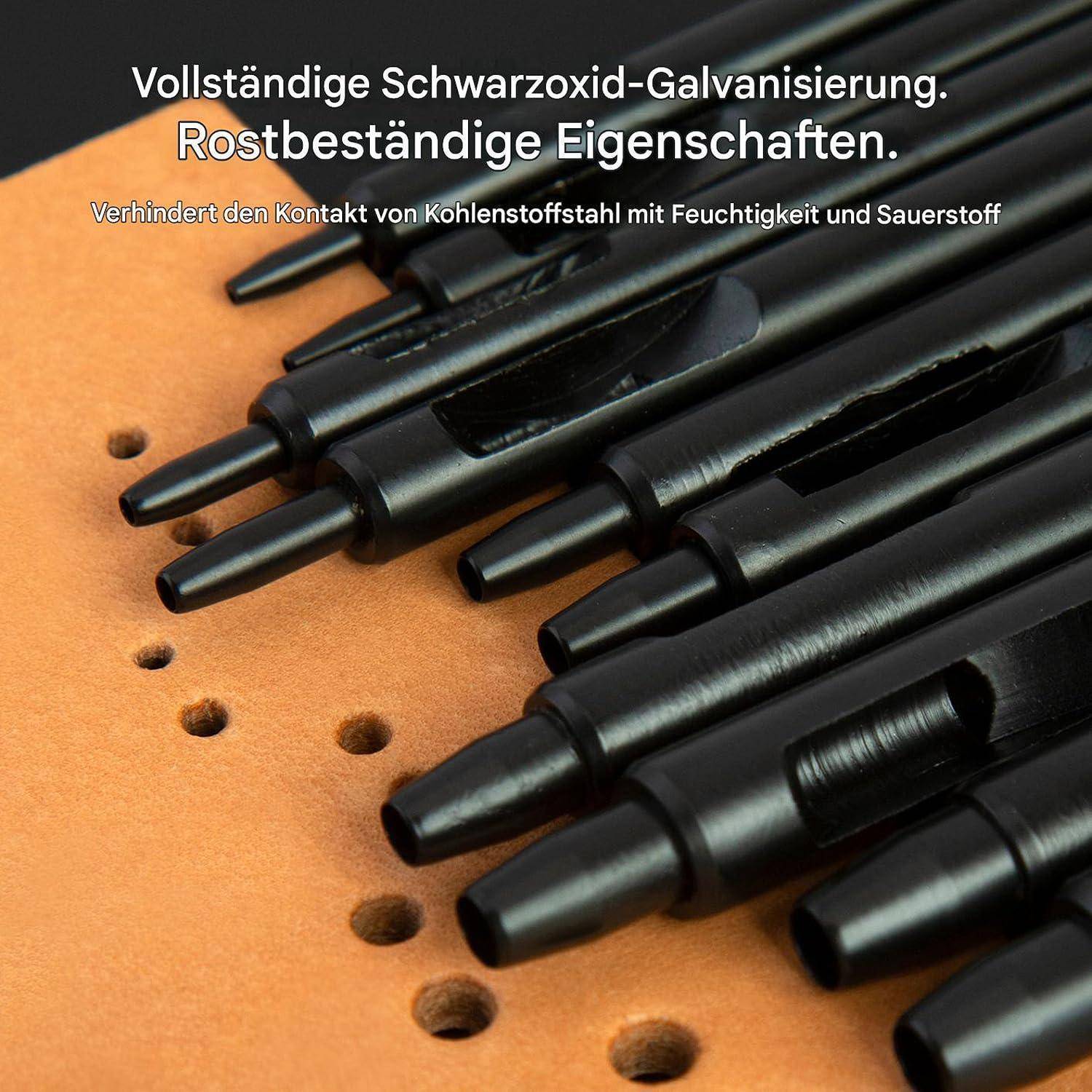 Schwarzoxid-beschichtete Befestigungselemente auf einer beigen Oberfläche mit deutschem Text: 'Vollständige Schwarzoxid-Galvanisierung. Rostbeständige Eigenschaften.
