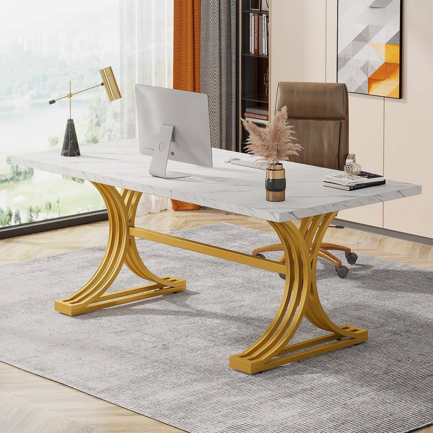 Modernes Büro mit einem Schreibtisch im Weiß-Marmor-Look auf gebogenen Goldbeinen, kombiniert mit einem braunen Stuhl und minimalistischer Dekoration neben einem großen Fenster.