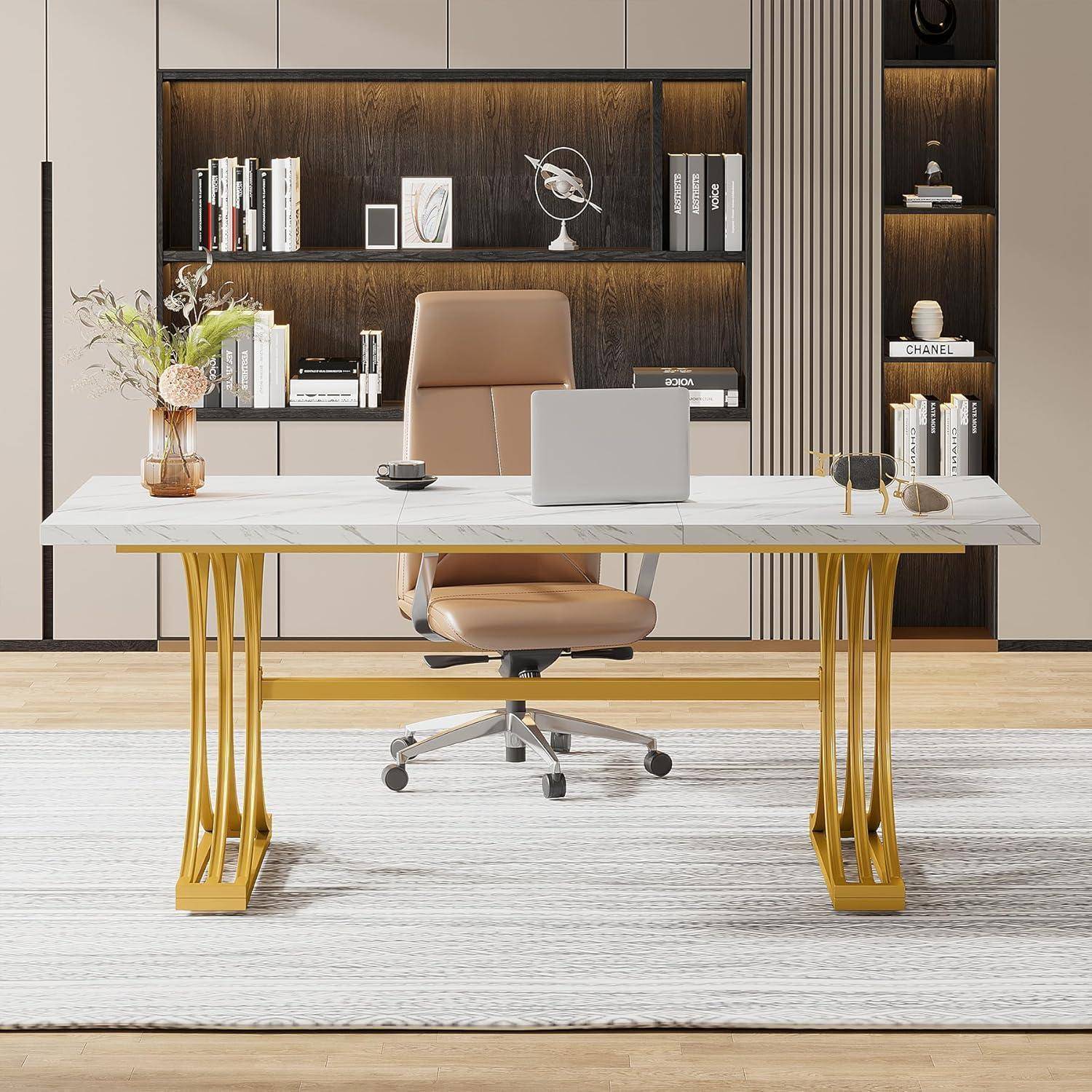 Modernes Homeoffice mit beigem Drehstuhl hinter einem weißen Marmorschreibtisch mit Goldbeinen, Laptop, Büchern und dekorativen Regalen im Hintergrund.