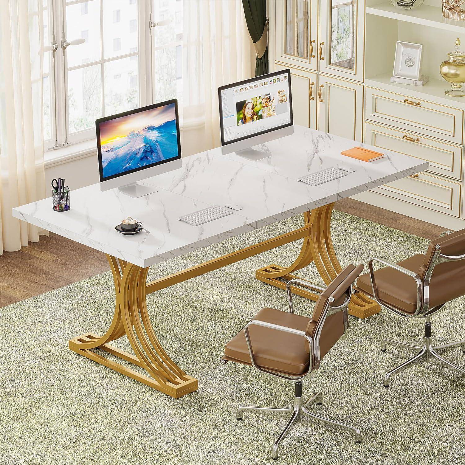 Modernes Homeoffice mit einem Marmortisch, zwei Computermonitoren, Tastatur und zwei braunen Stühlen auf einem Teppich in einem hellen Raum.