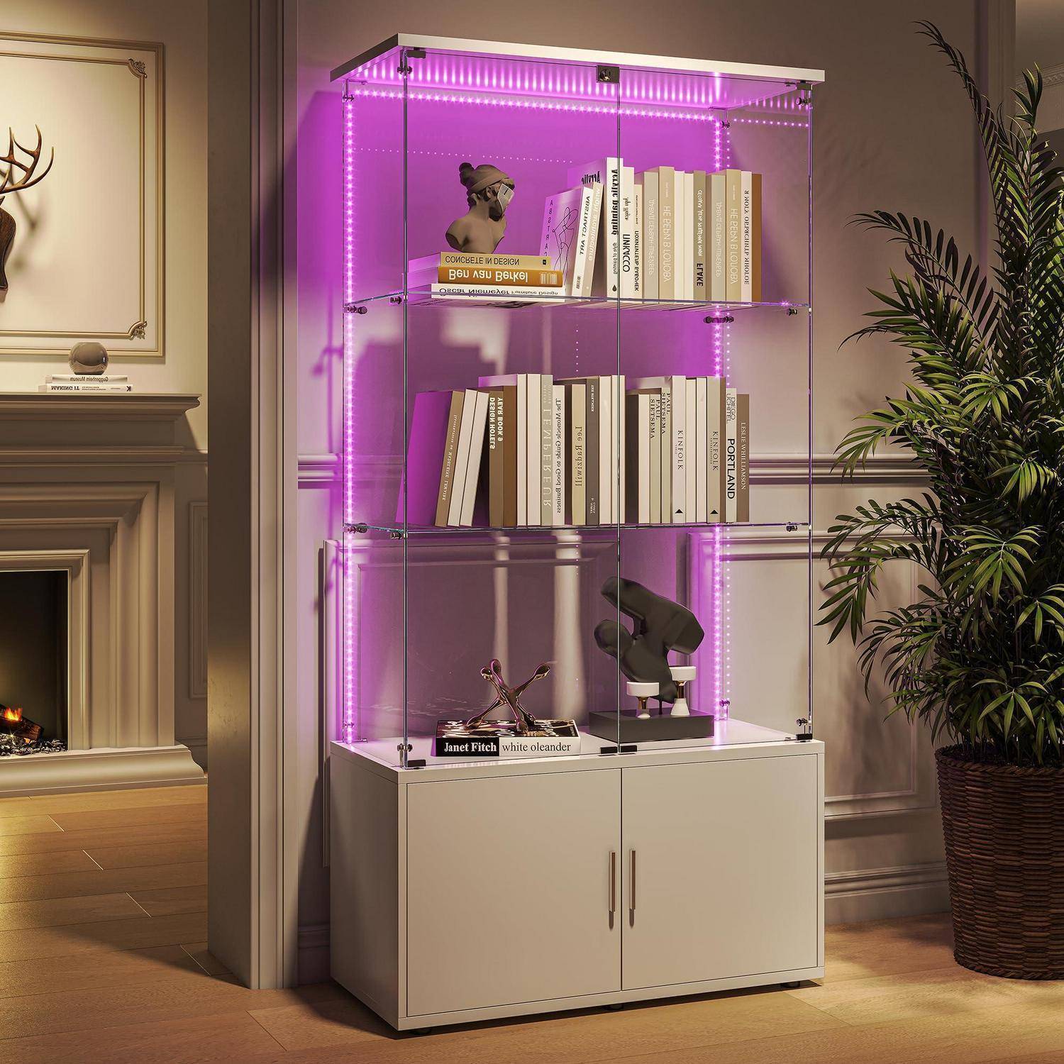 Glassvitrinen-Schrank mit lila LED-Beleuchtung, gefüllt mit Büchern und einer kleinen Skulptur, stehend in einem Wohnzimmer neben einem Kamin und einer Pflanze.