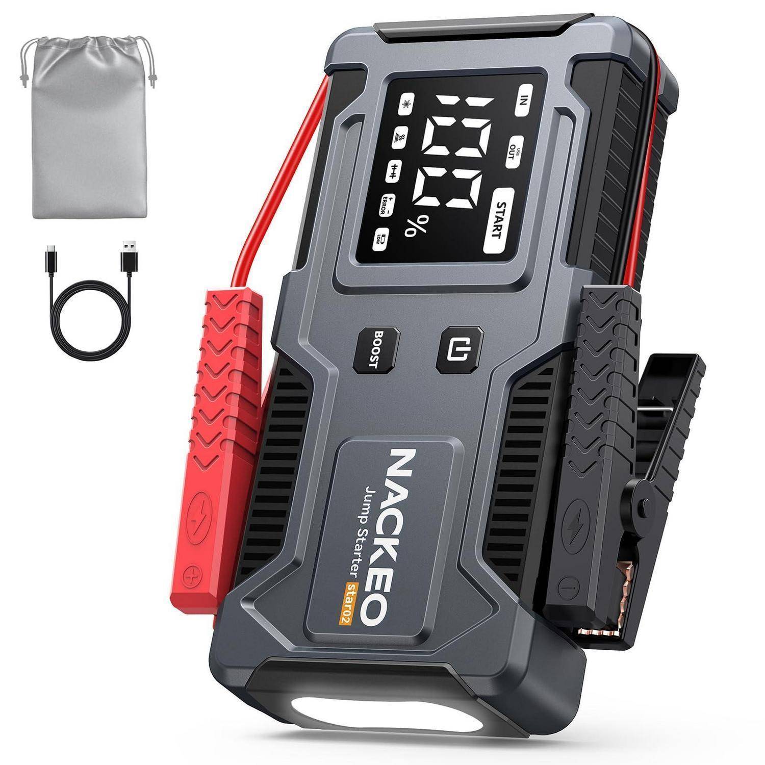 Tragbarer NEXPO-Starthilfegerät und Powerbank mit digitaler Anzeige, roten und schwarzen Klemmen, USB-Kabel und Aufbewahrungstasche auf weißem Hintergrund.