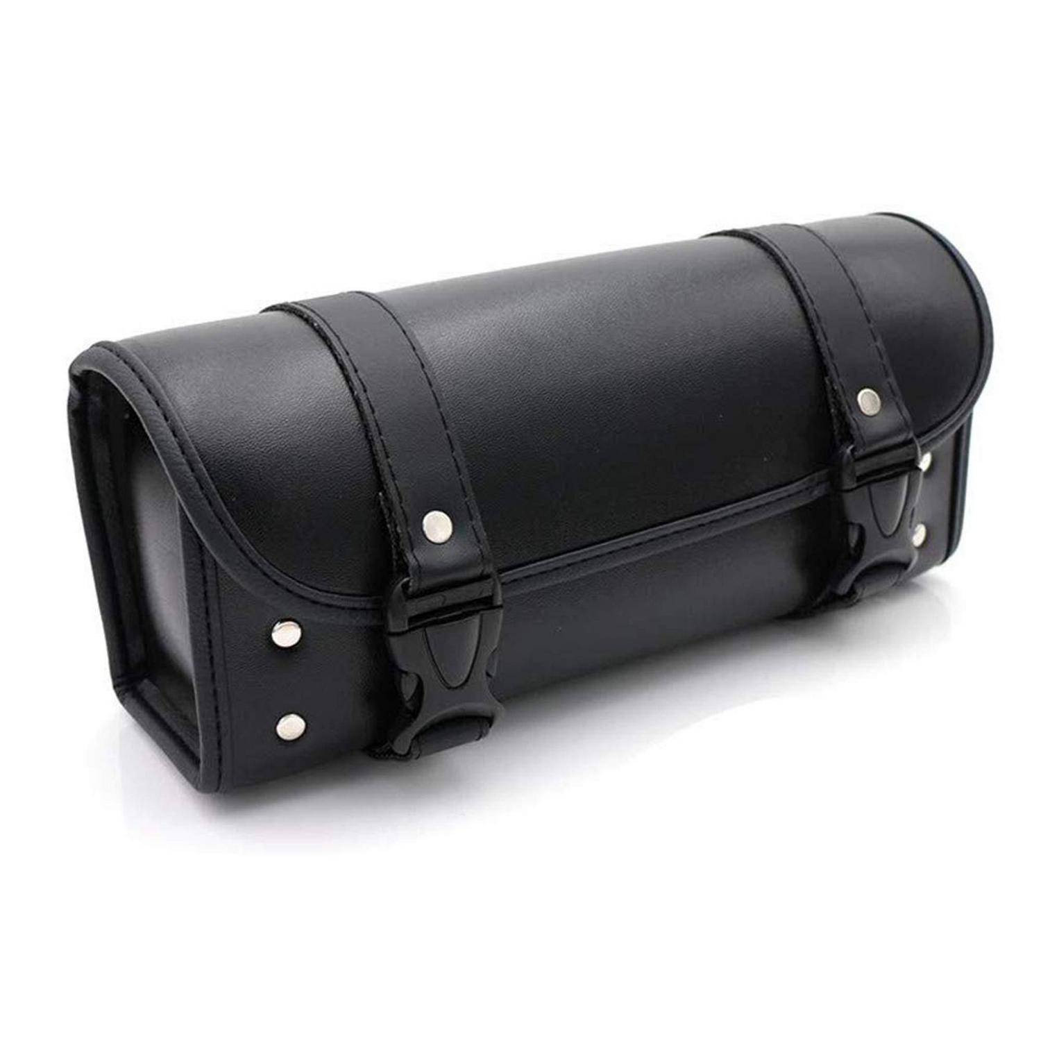Schwarze Ledermotorrad-Werkzeugtasche mit Schnallengurten und silbernen Nieten, isoliert auf weißem Hintergrund dargestellt.