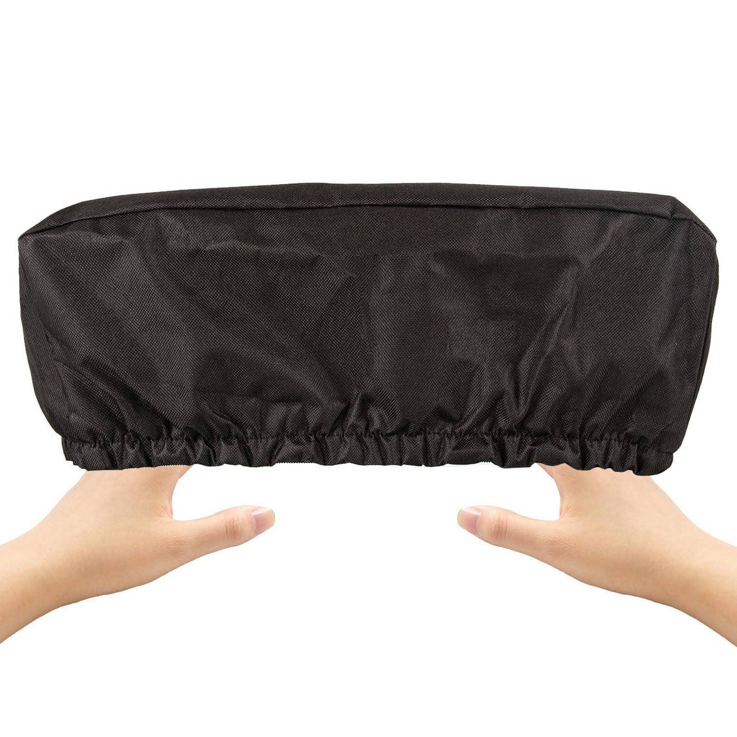 Hände, die eine schwarze Stoffabdeckung oder einen Beutel gegen einen weißen Hintergrund halten.