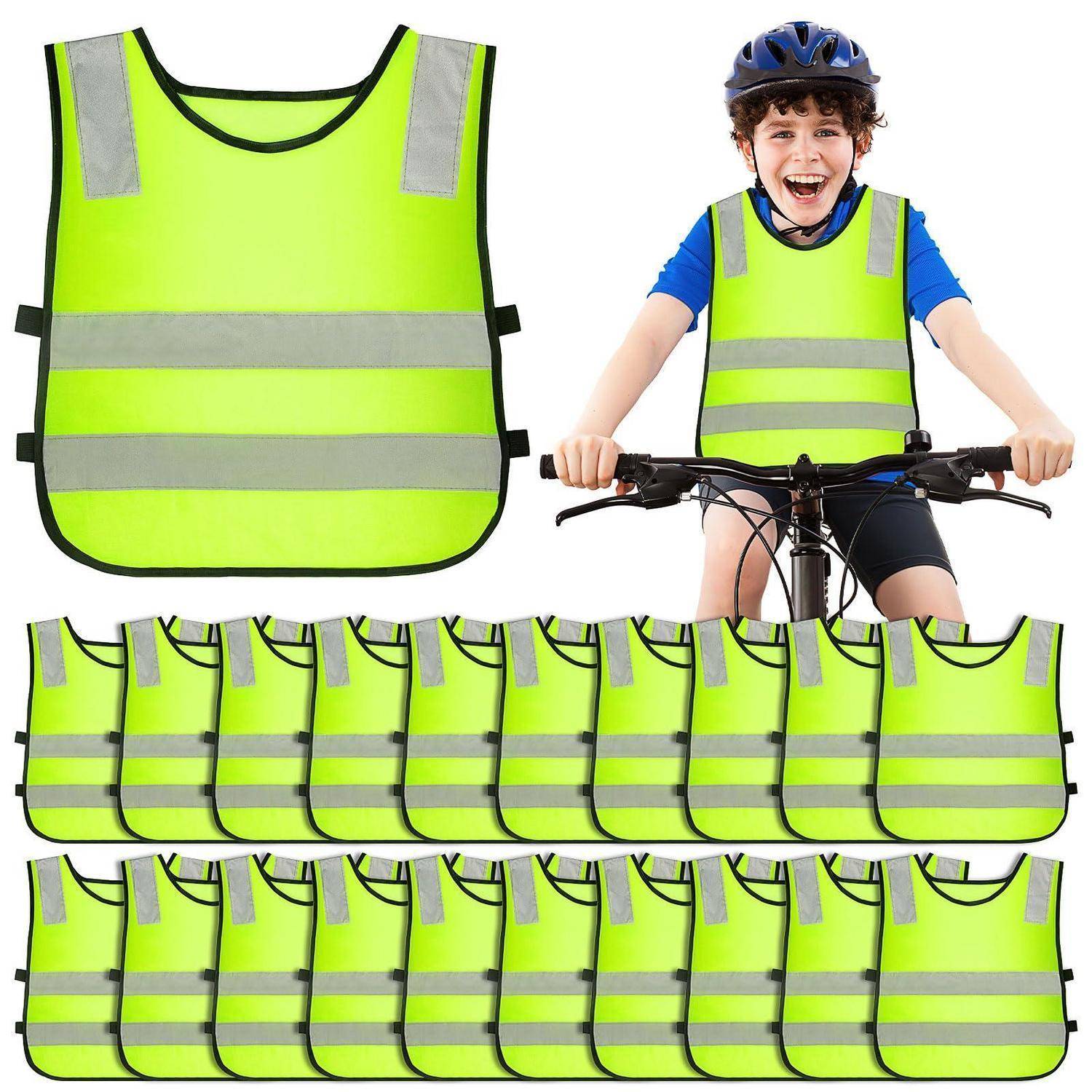 Leuchtend gelbe reflektierende Sicherheitsweste, die auf einem Kind gezeigt wird, das Fahrrad fährt, mit mehreren Westen-Beispielen, die darunter angeordnet sind.