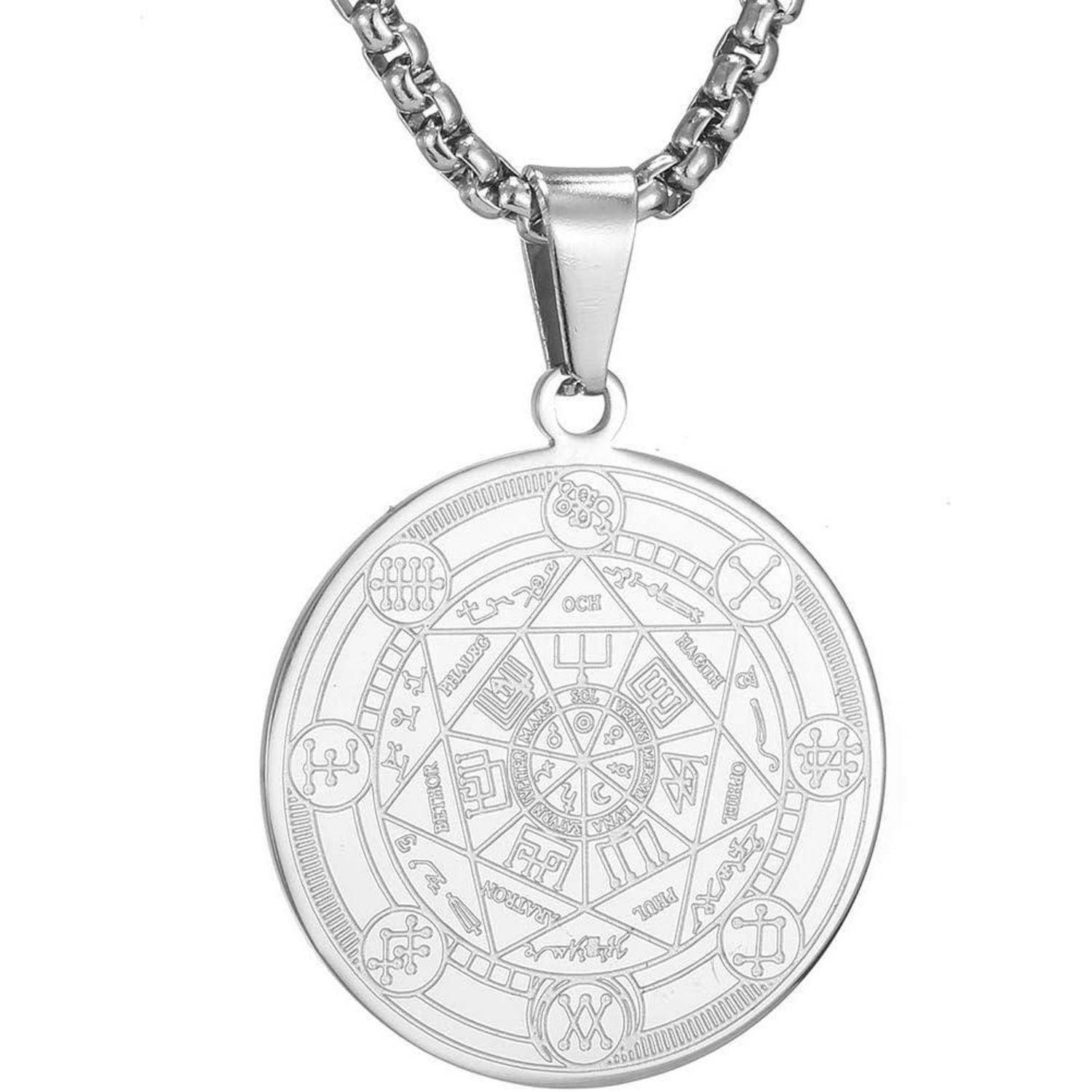 Silberner Anhängerkette mit einem runden gravierten Amulett, das von einer Kette herabhängt, vor weißem Hintergrund.