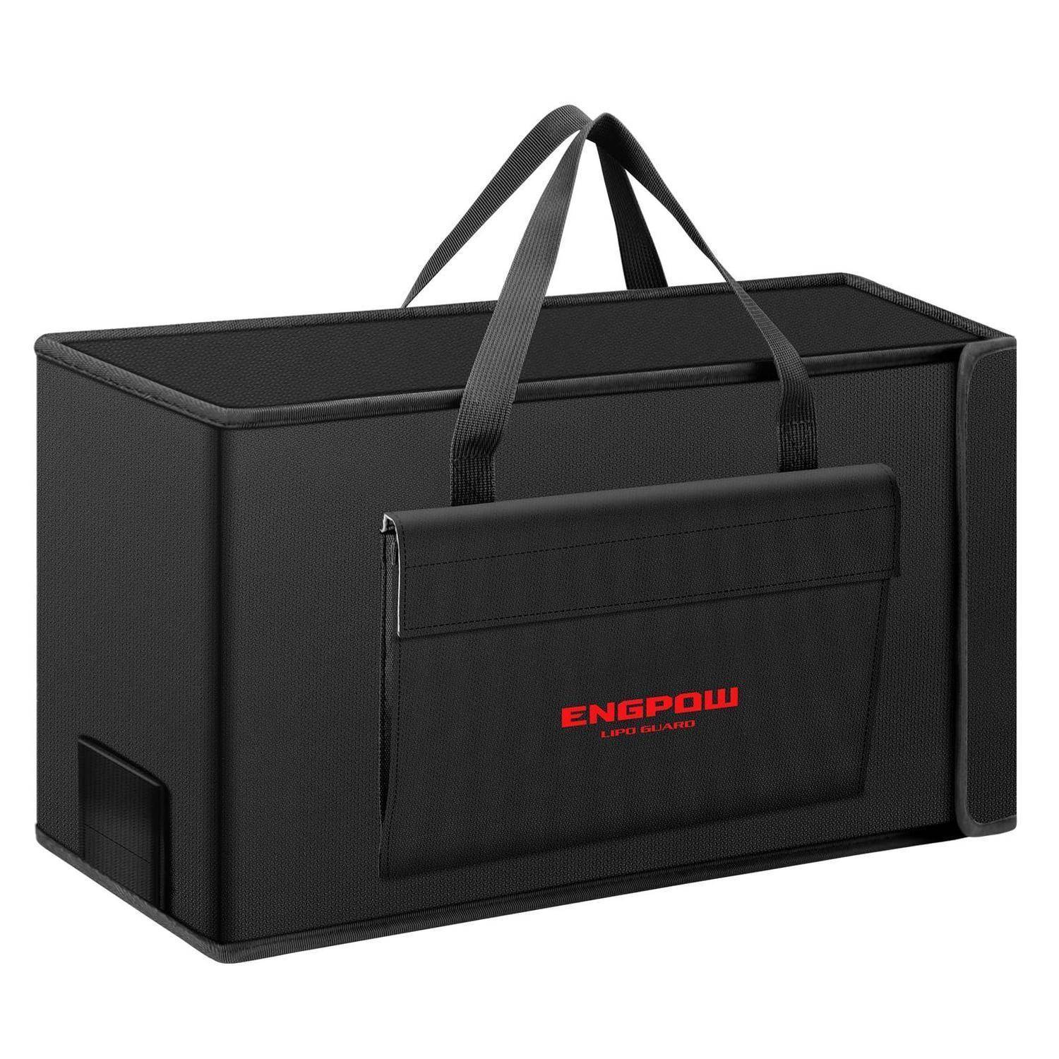 Schwarze isolierte Tragetasche mit Griffen und Vordertasche, mit der Marke „ENGPOW
