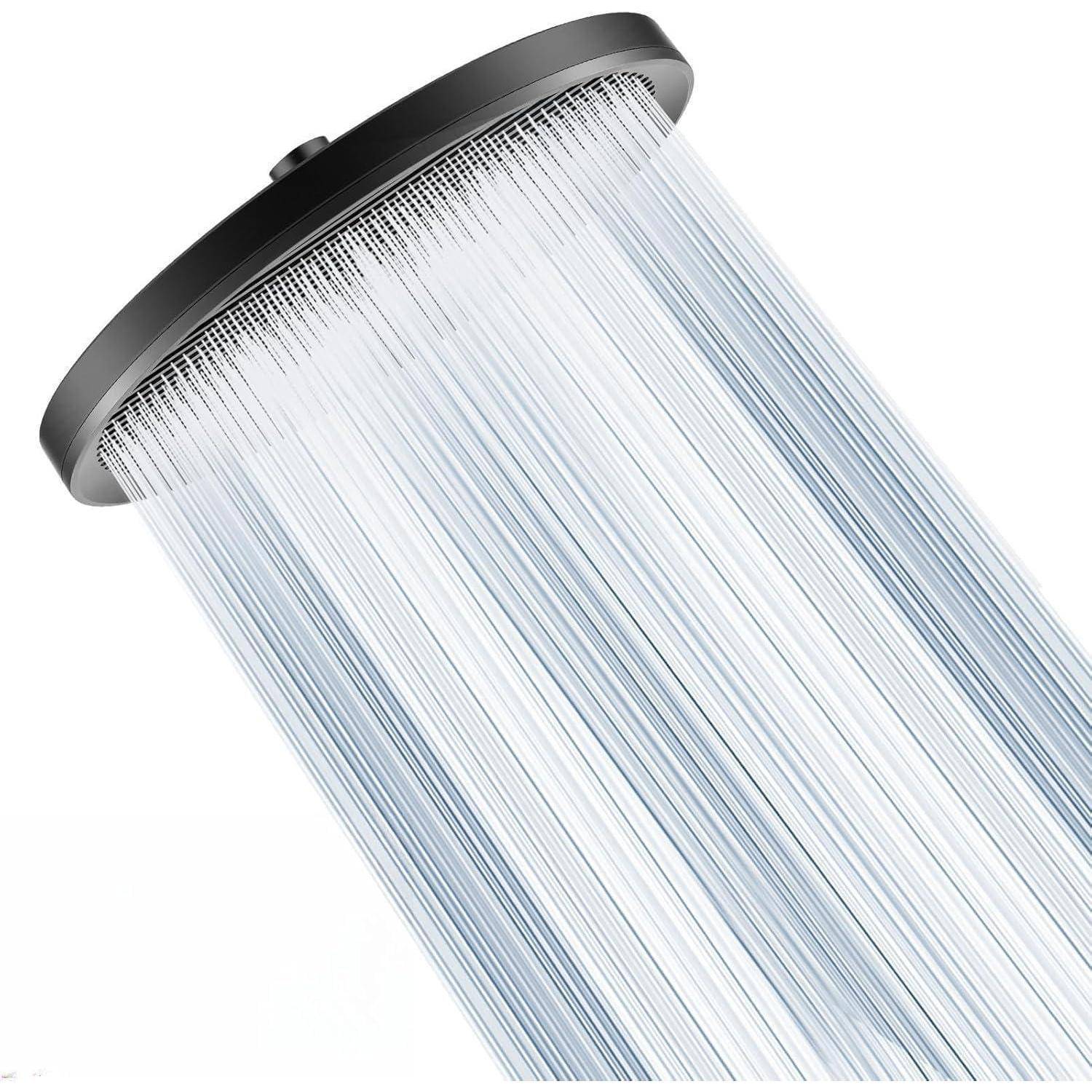 Ein schwarzer runder Duschkopf, der viele dünne Wasserstrahlen in einem Winkel auf weißem Hintergrund versprüht.