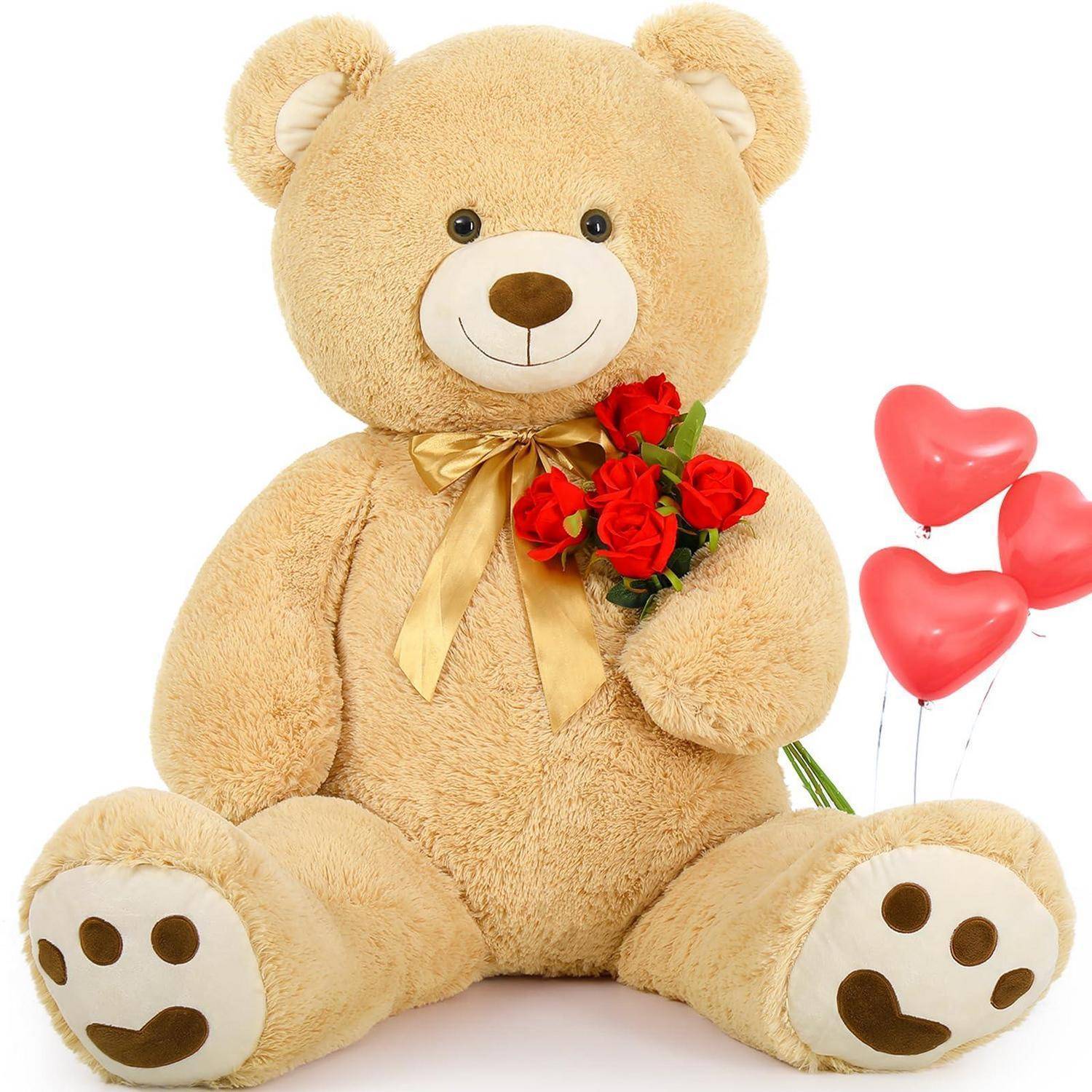 Großer beigefarbener Teddybär, der rote Rosen hält, mit drei roten Herzballons daneben auf weißem Hintergrund.