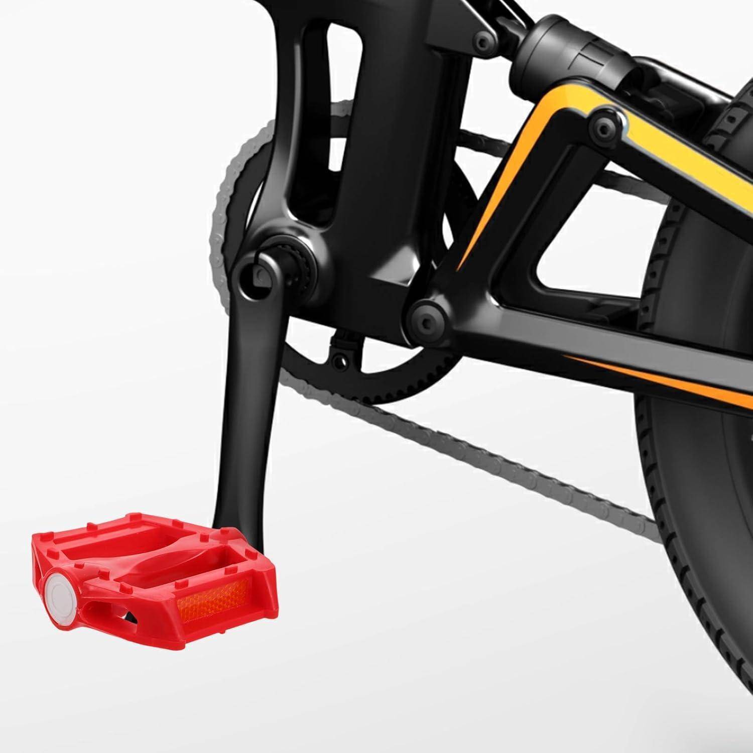 Nahaufnahme einer Fahrradkurbel und eines roten Pedals an einem schwarzen Rahmen, die den Pedalantrieb und den Bereich des Hinterrads zeigen.