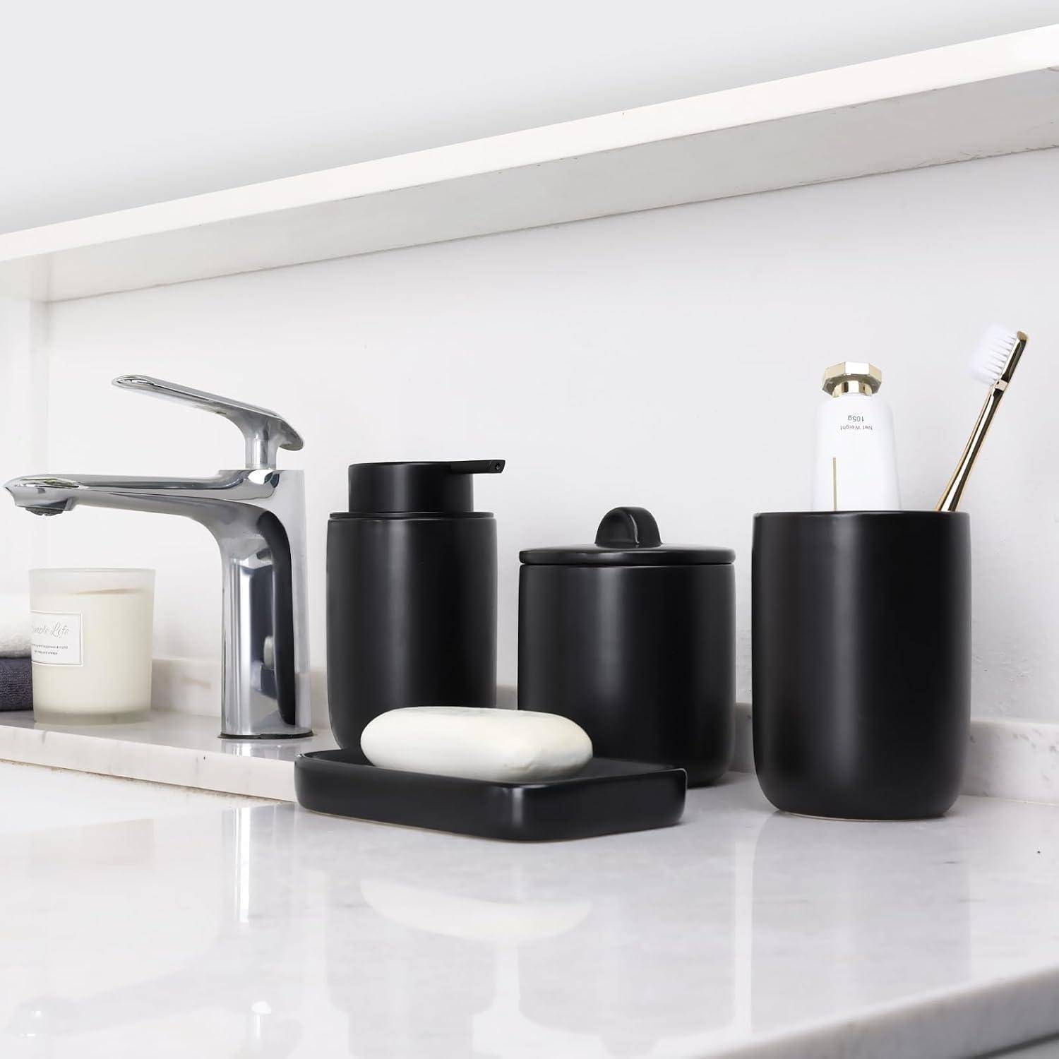 Modernes Badezimmer-Waschbecken mit Chrom-Armatur und mattschwarzen Behältern, Seifenschale, Kerze und Zahnbürstenhalter auf einem weißen Regal.
