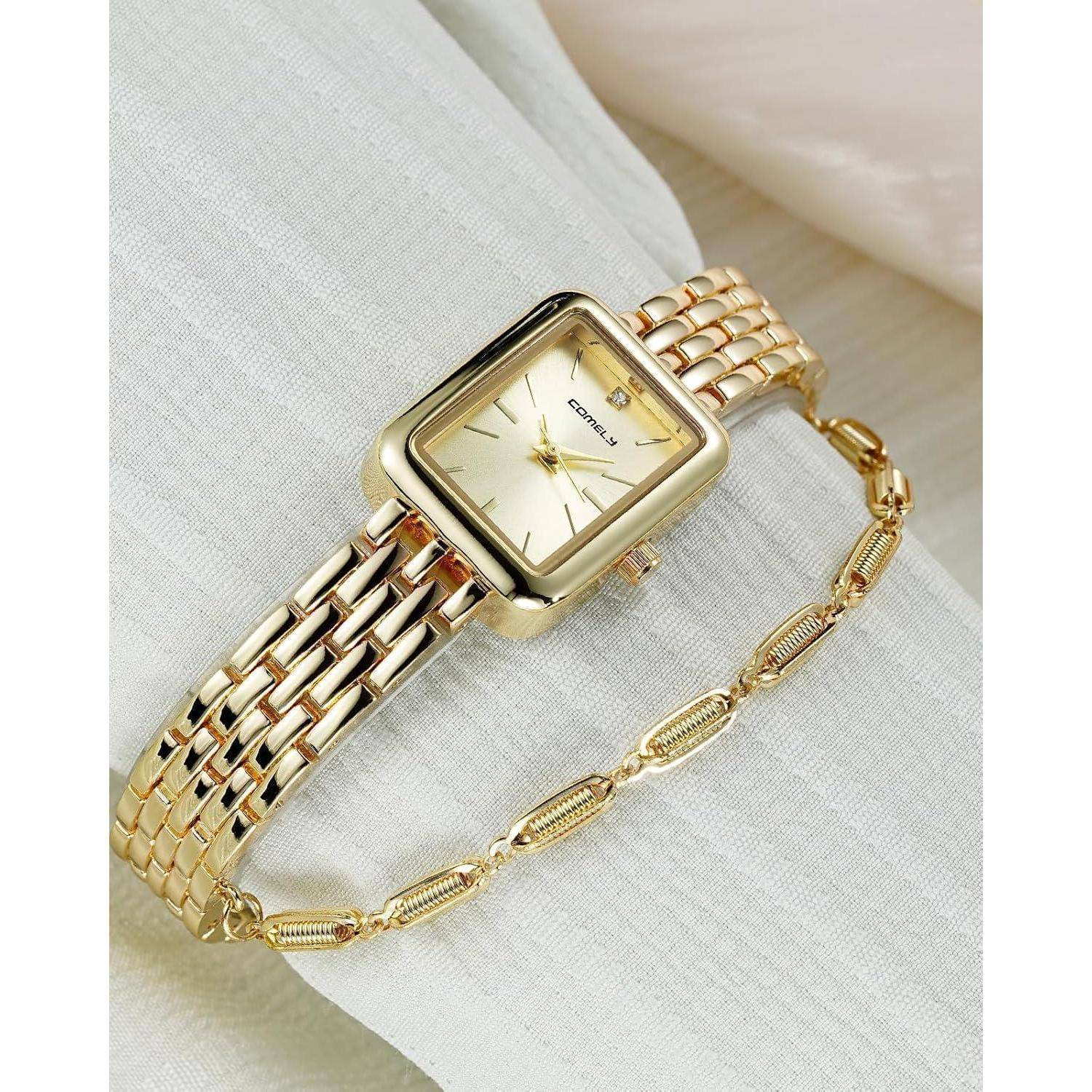 Goldene quadratische Armbanduhr mit einem verbundenen Metallband und angefügtem Kettengarmband auf weißem Stoff.