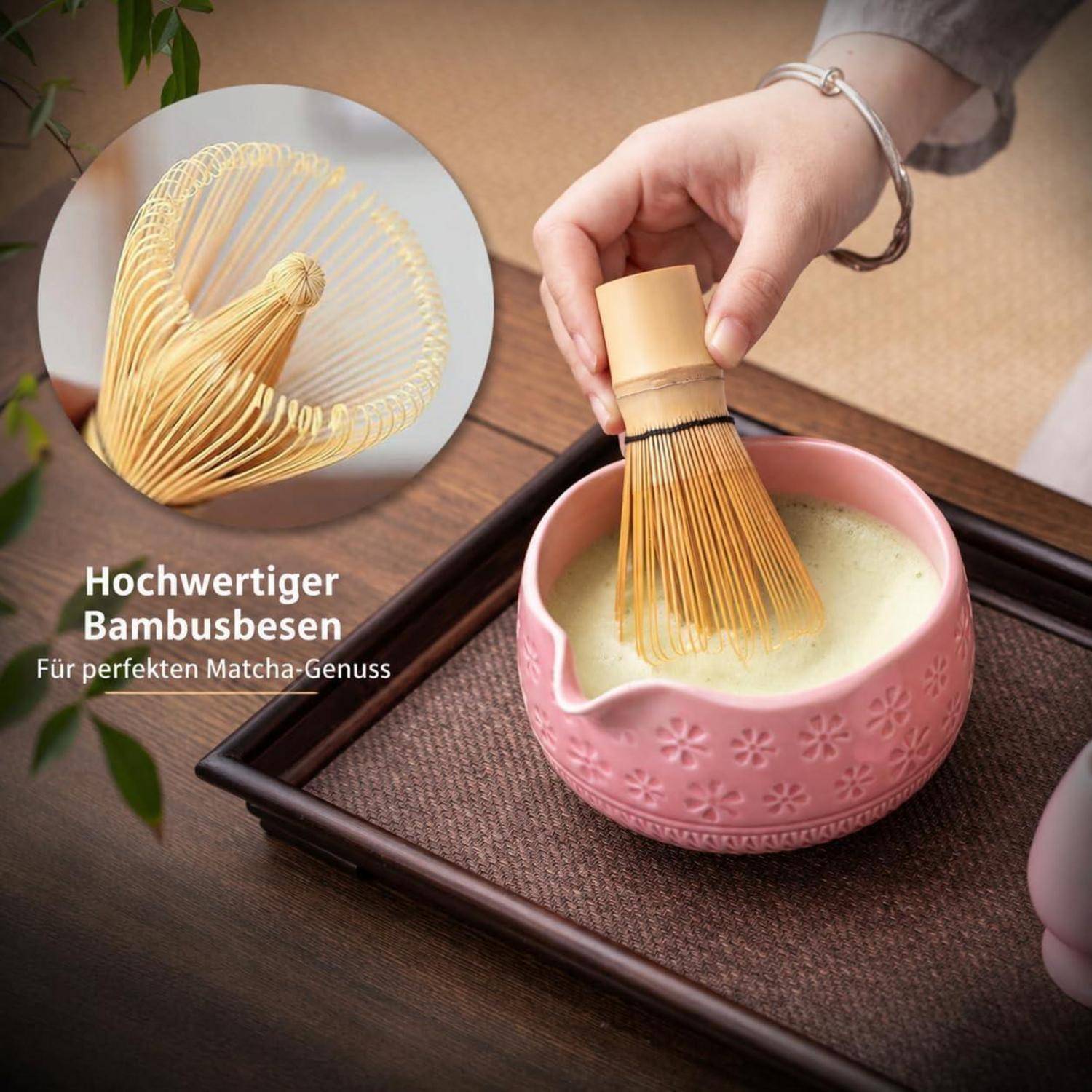 Matcha von Hand in einer rosa Schüssel mit einem Bambusquast schlagen; die Einblendung zeigt den Quast und deutschen Text, der lautet „Hochwertiger Bambusbesen für perfekten Matcha-Genuss