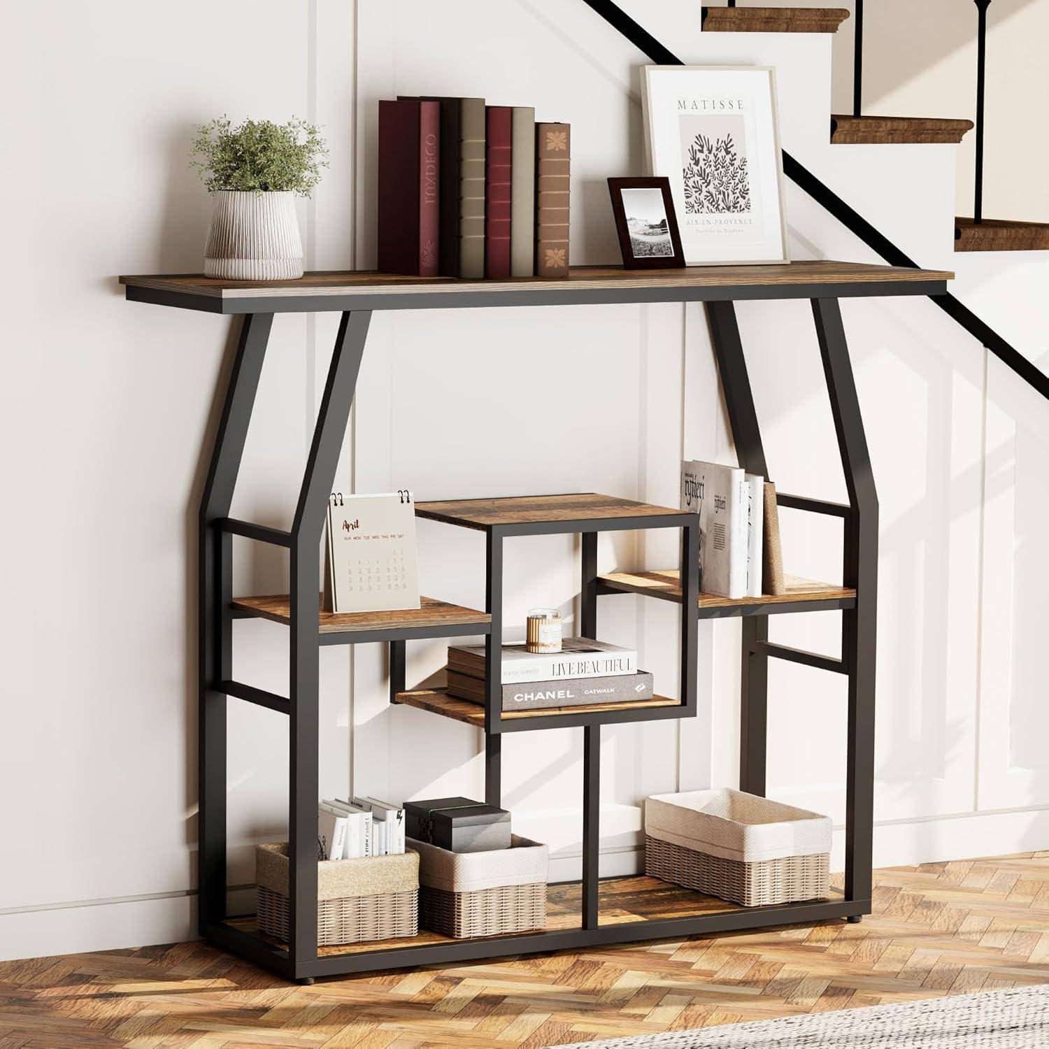Moderne schwarze Metallregale und Holzregale im Stil mit Büchern, Rahmenkunst, einer Vase, Körben und einem kleinen Kalender in einem hellen Raum.
