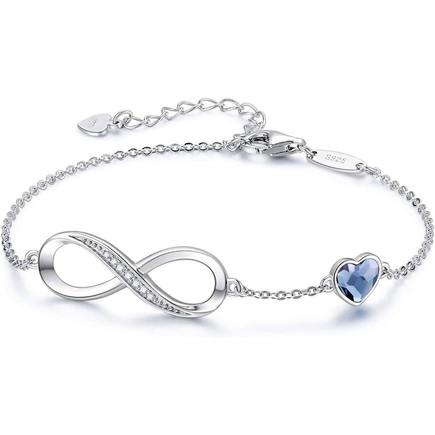 Silbernes Armband mit Unendlichkeitsanhänger und blauem Herzkristall, gezeigt auf weißem Hintergrund.