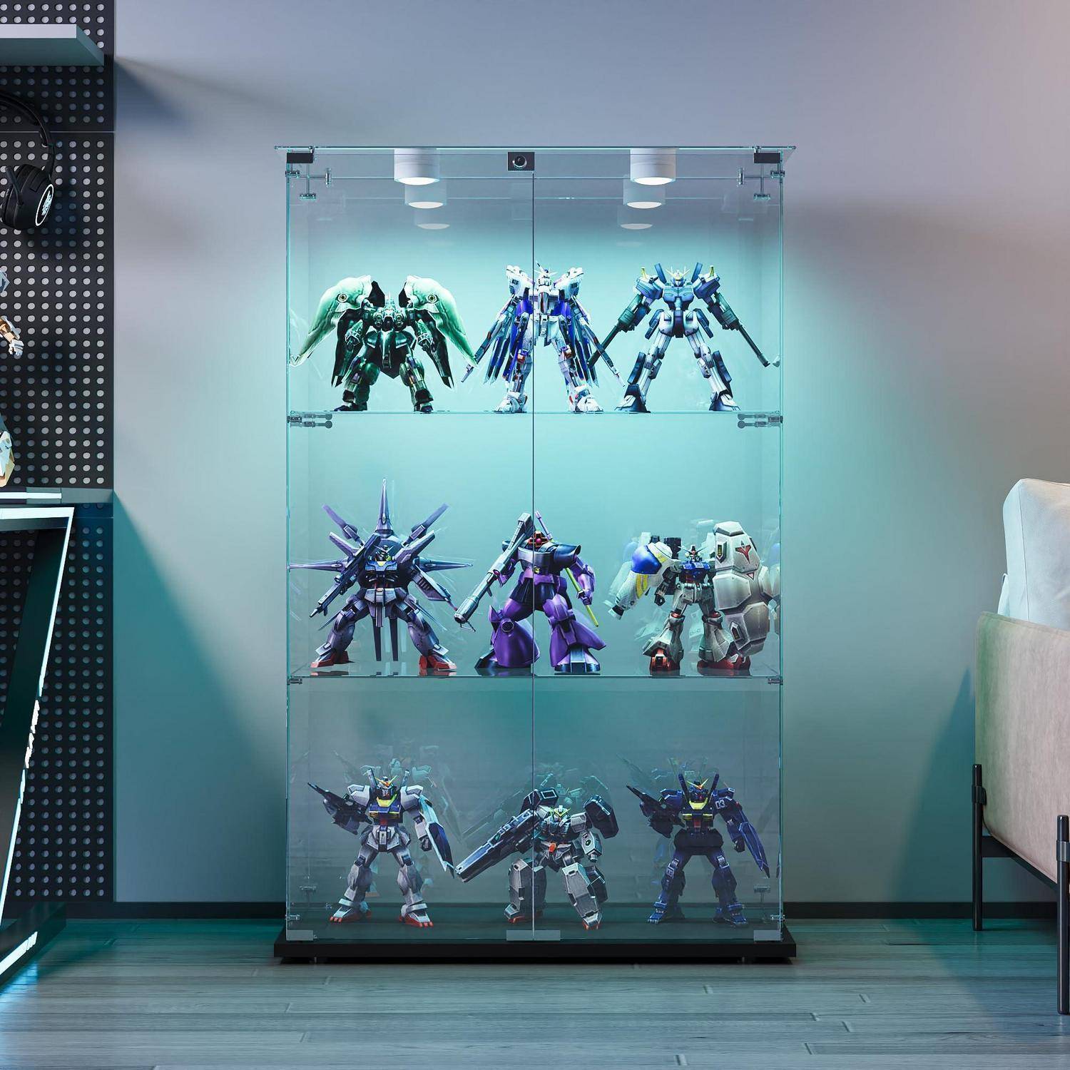 Glastvitrinen-Schrank, der neun Roboter-Actionfiguren zeigt, die auf drei Regalen in einem modernen Zimmer angeordnet sind.