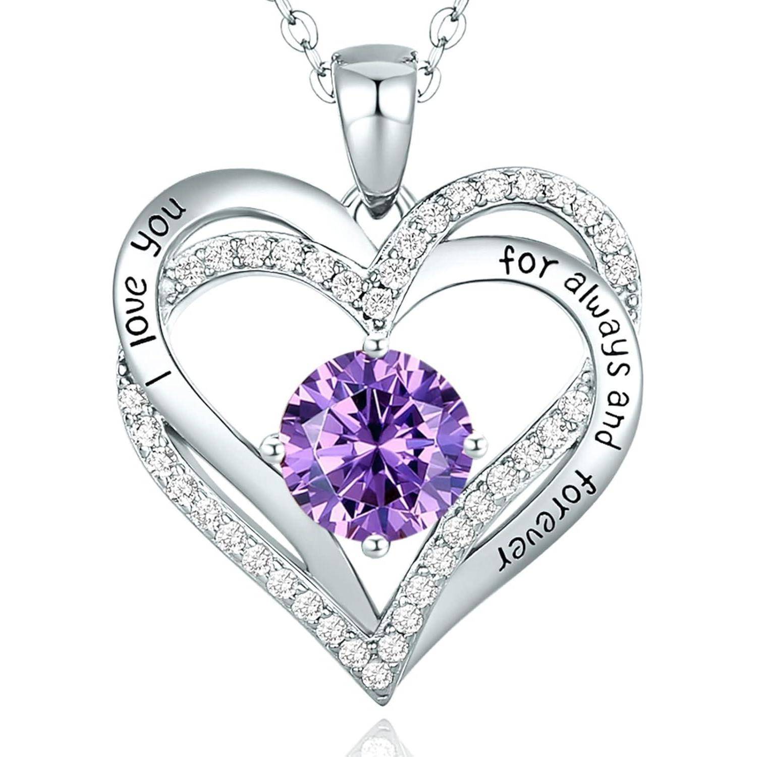 Herzförmige Silberkettenanhänger mit violettem Edelstein in der Mitte und graviertem Text „Ich liebe dich