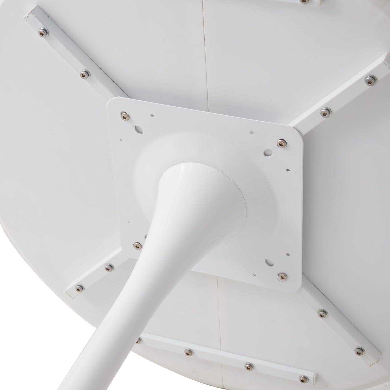 Nahaufnahme einer weißen Satellitenschüssel-Antennenmontage mit Stützarmen und zentralem Speisehorn.