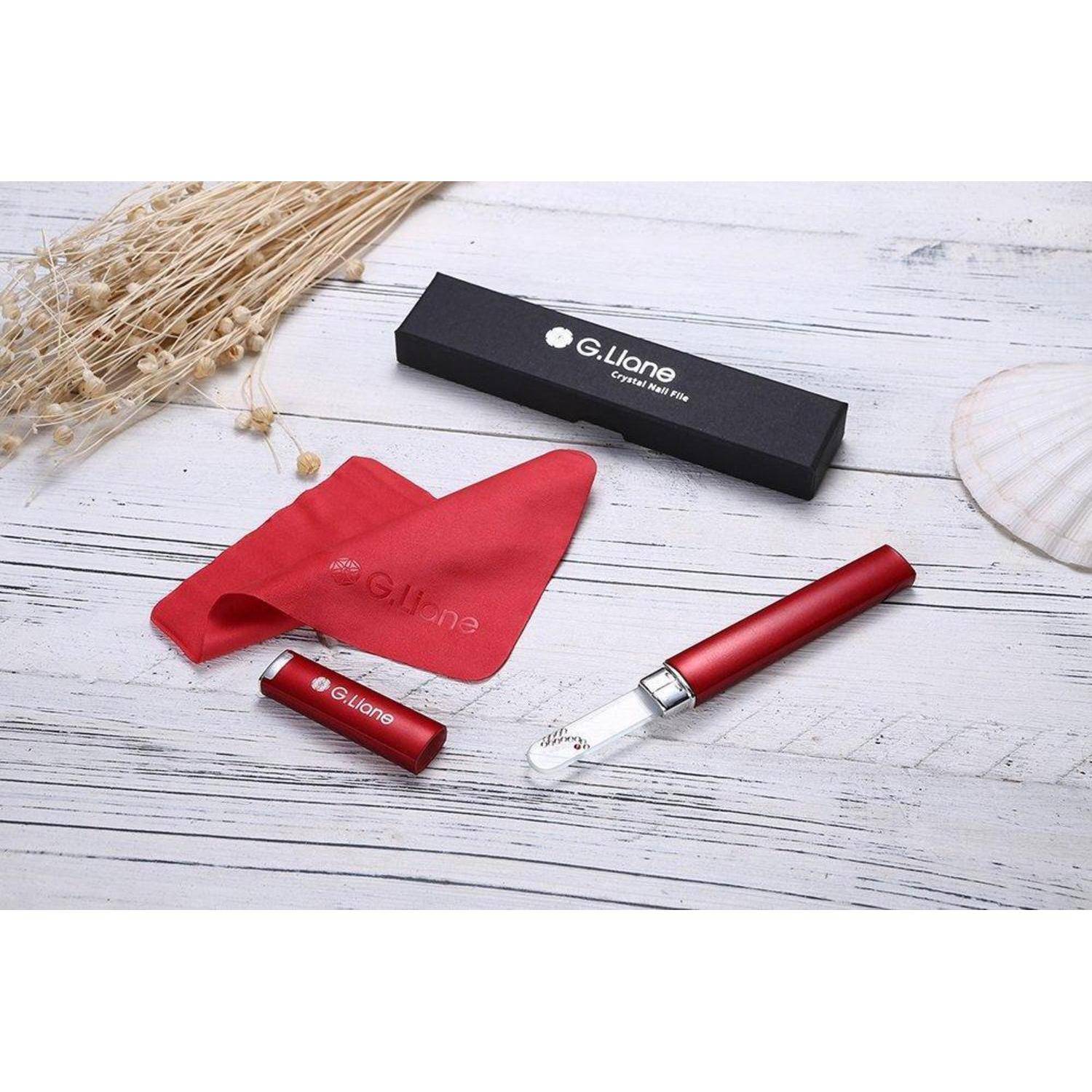 Red G.Liane Pflegeset mit stiftförmigem Werkzeug, kleiner Tube, roter Tasche und schwarzer Präsentationsbox auf einer weißen Holzoberfläche.