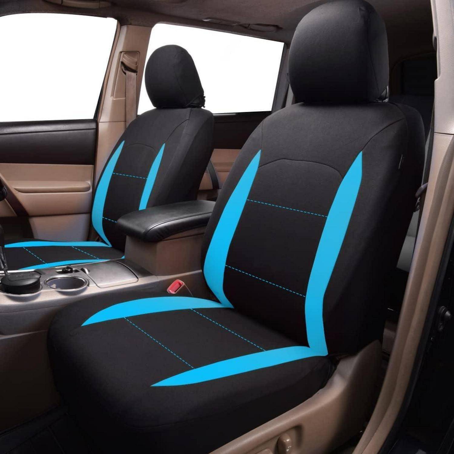 Autoinnenraum mit schwarzen Vordersitzbezügen, akzentuiert durch leuchtend blaue Paneele und Nähte, gezeigt auf dem Fahrer- und Beifahrersitz.