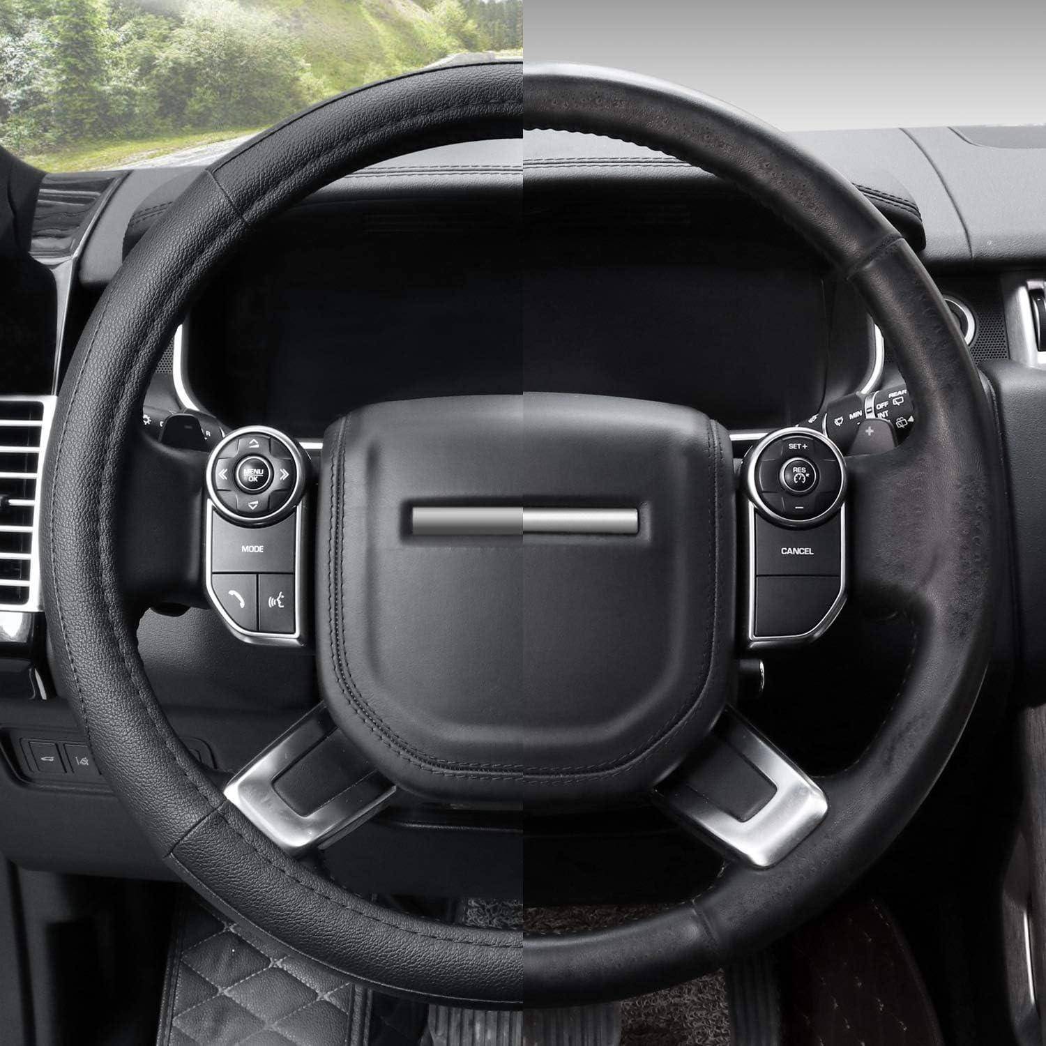 Nahaufnahme eines Autolenkrads und des Armaturenbretts mit integrierten Bedienungstasten an beiden Speichen und einer zentralen Airbag-Abdeckung.