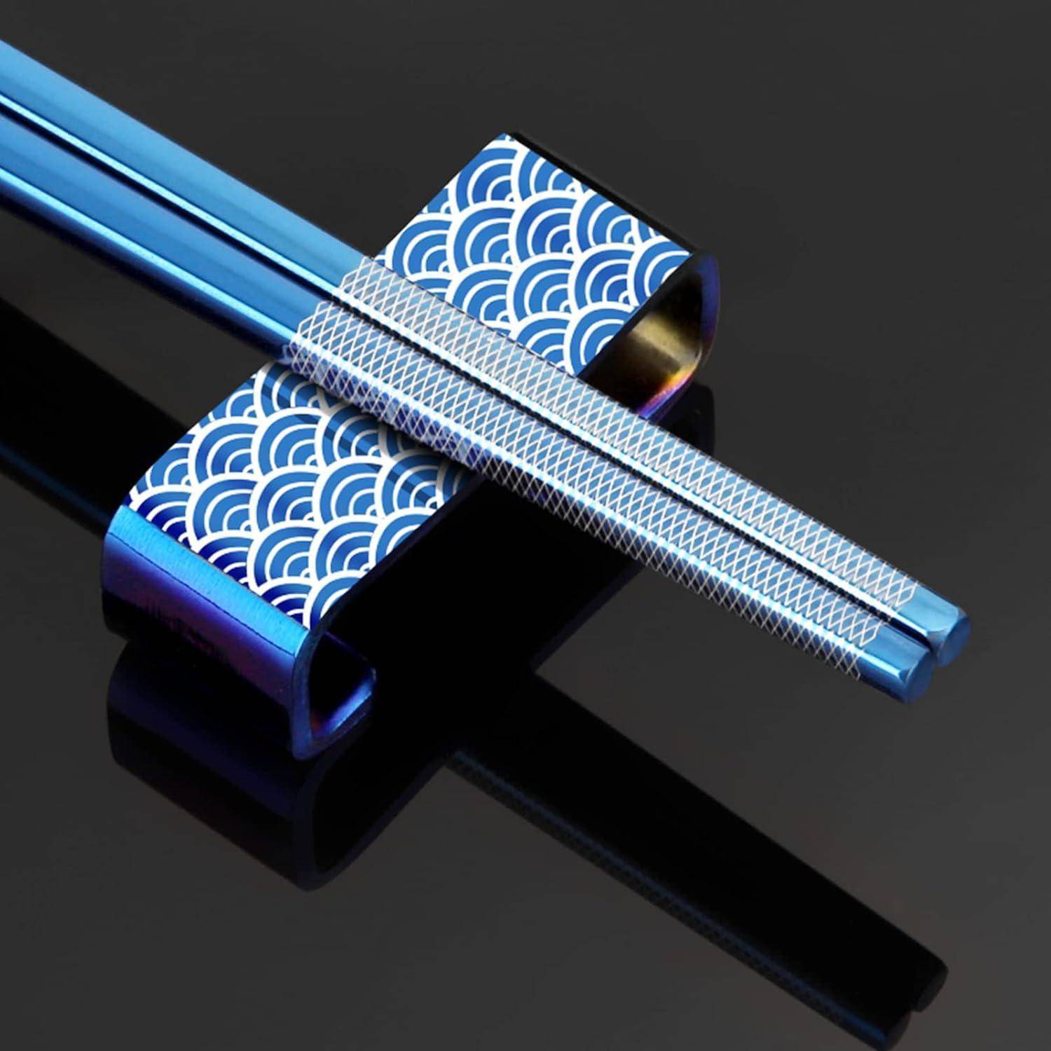 Blaues Metallwerkzeug mit strukturiertem Griff und gemustertem Halt, diagonal auf schwarzem Hintergrund angezeigt.