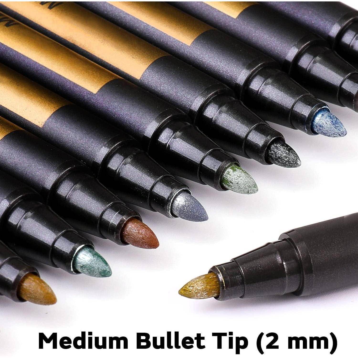 Verschiedene Marker mit Kugelspitzen, wobei ein Stift hervorgehoben ist, mit der Bezeichnung „Medium Bullet Tip (2 mm)