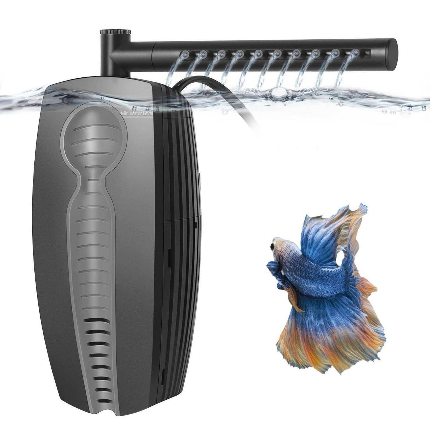 Schwarzer Aquariumfilter mit oberer Sprühleiste, die einen Wasserstrom erzeugt, neben einem blau-orangefarbenen Kampffisch auf weißem Hintergrund dargestellt.
