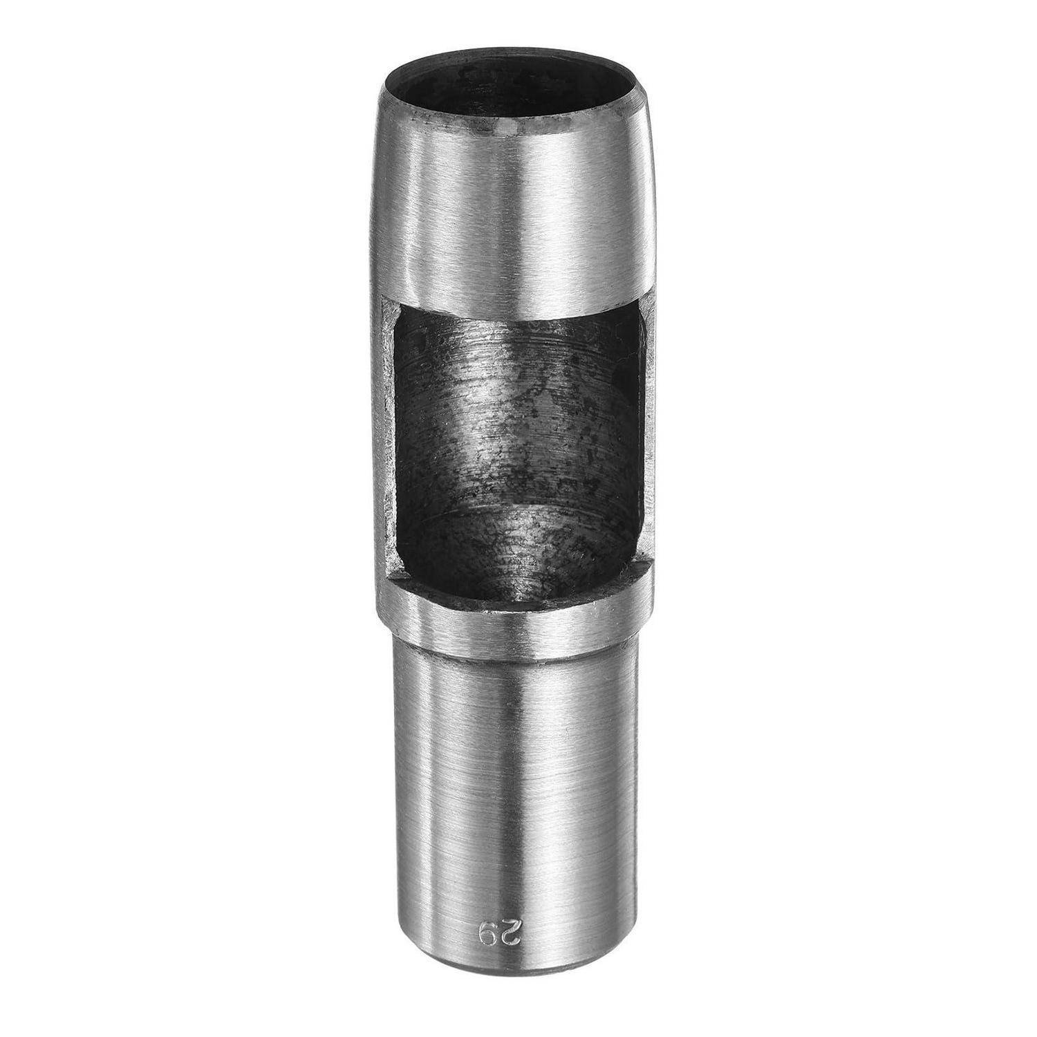 Nahaufnahme eines silberfarbenen Metallzylinders oder Verbindungsstücks mit einer großen Seitenöffnung und der eingravierten Nummer '62' in der Nähe des unteren Endes.