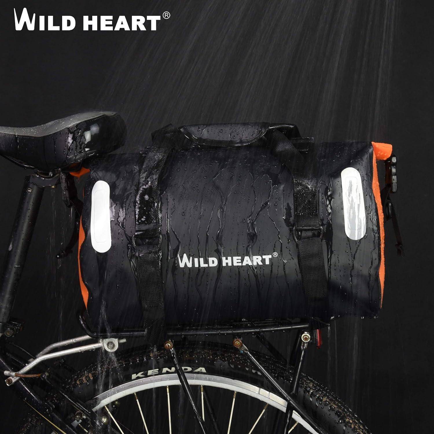 Schwarze Wild Heart Fahrradtasche mit weißen reflektierenden Streifen und orangefarbenen Akzenten, nass im Regen auf einem Fahrradrad dargestellt.