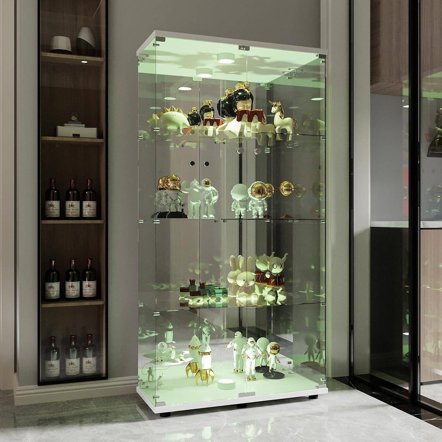 Glaskubus mit kleinen dekorativen Figuren und Spielzeugpferden, grün beleuchtet, in einem modernen Interieur neben einem Weinregal.